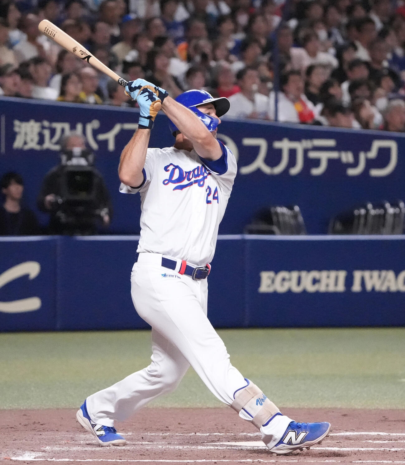 中日対広島　7回裏中日1死一塁、2点本塁打を放つジェイソン・ボスラー（撮影・森本幸一）