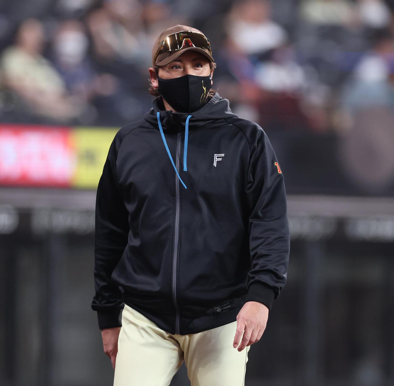 日本ハム対西武　選手交代を告げる新庄剛志監督（撮影・黒川智章）