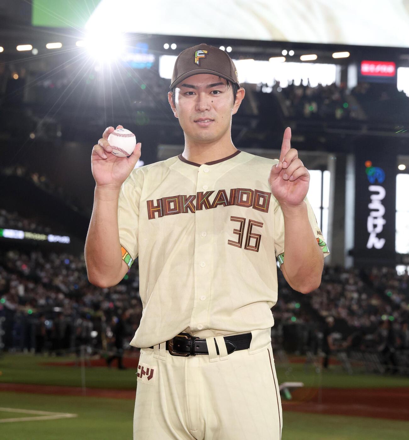 日本ハム対西武　プロ初本塁打を放った日本ハム宮崎一樹は記念球を手にポーズ（撮影・黒川智章）