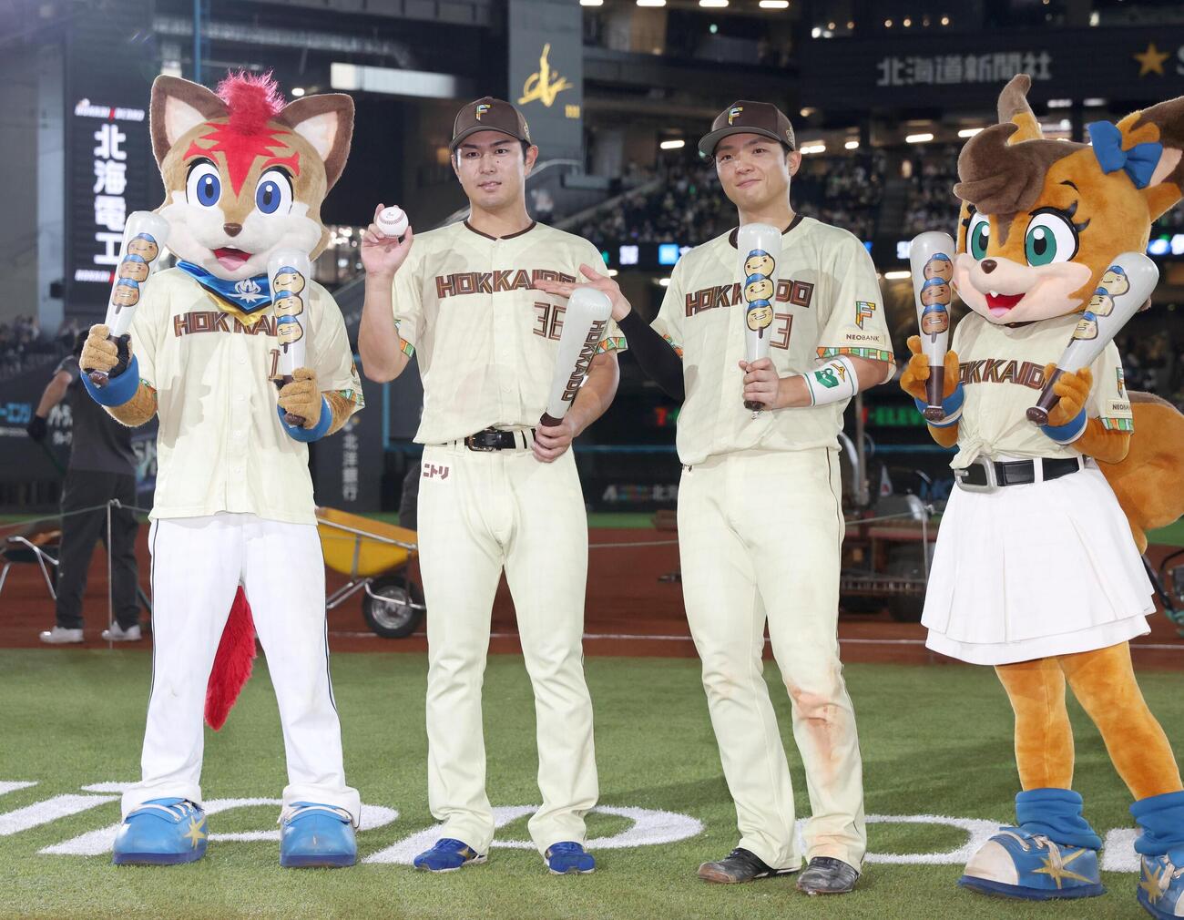日本ハム対西武　試合後、笑顔でポーズをとる宮崎一樹（左）と郡司裕也（撮影・黒川智章）