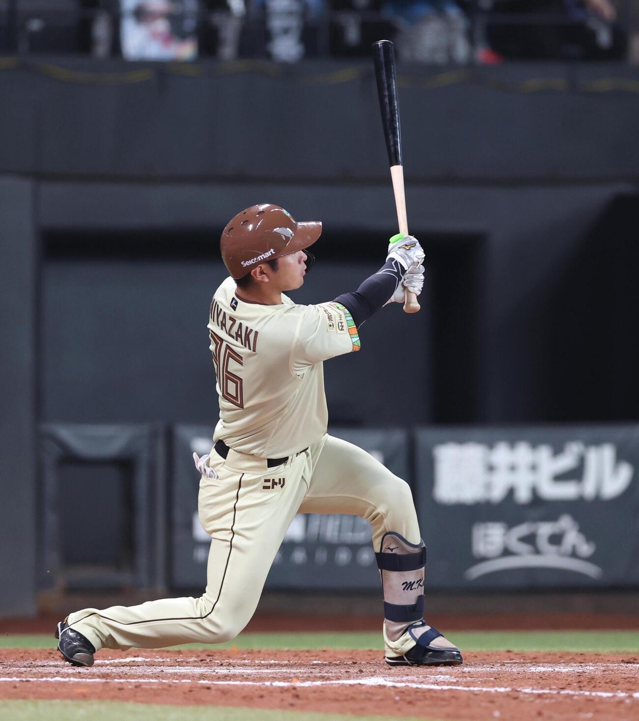 日本ハム対西武　5回裏日本ハム無死、左越え本塁打を放つ宮崎一樹（撮影・黒川智章）