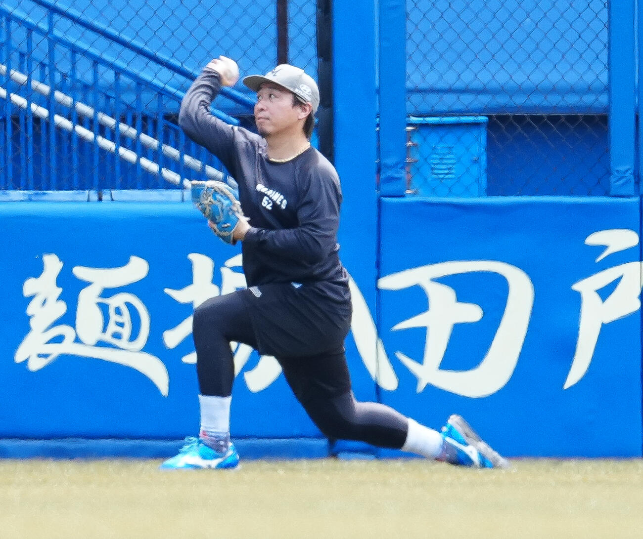 ロッテ対オリックス　試合前練習でキャッチボールするロッテ益田直也（撮影・鈴木みどり）