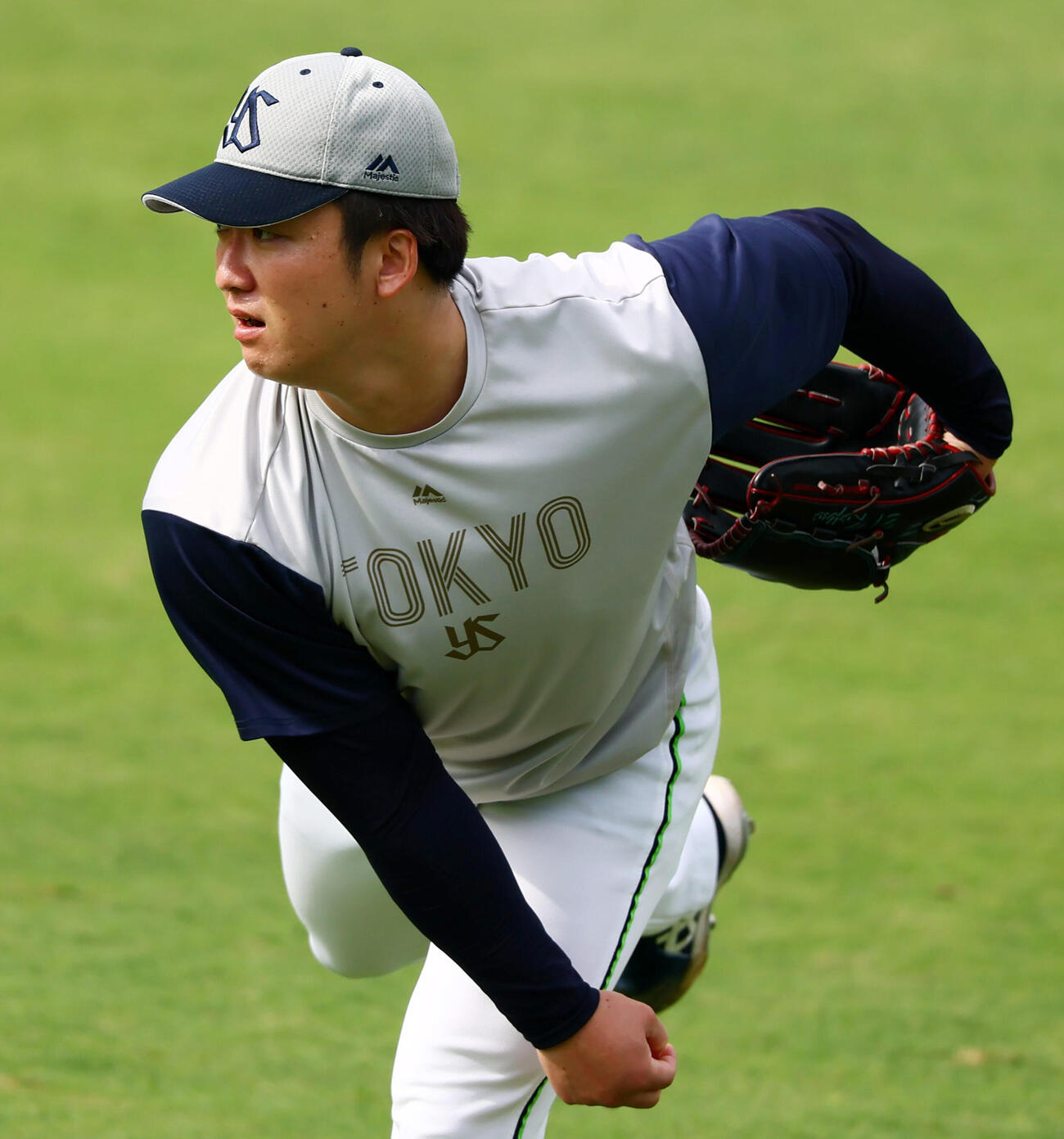 阪神対ヤクルト　練習でキャッチボールするヤクルト吉村貢司郎（撮影・加藤哉）