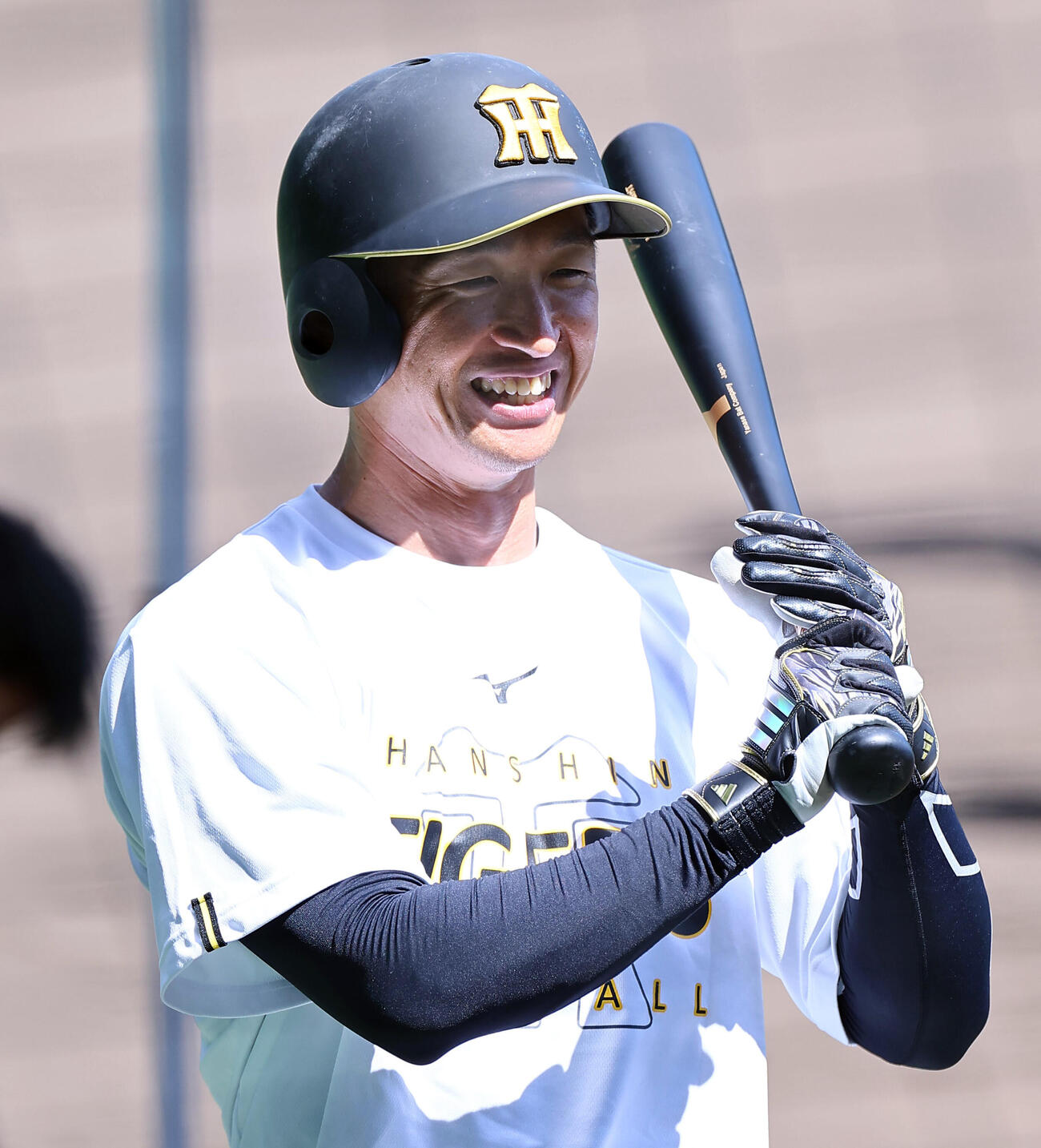 阪神対ヤクルト　笑顔を見せながら打撃練習をする近本光司（撮影・上田博志）