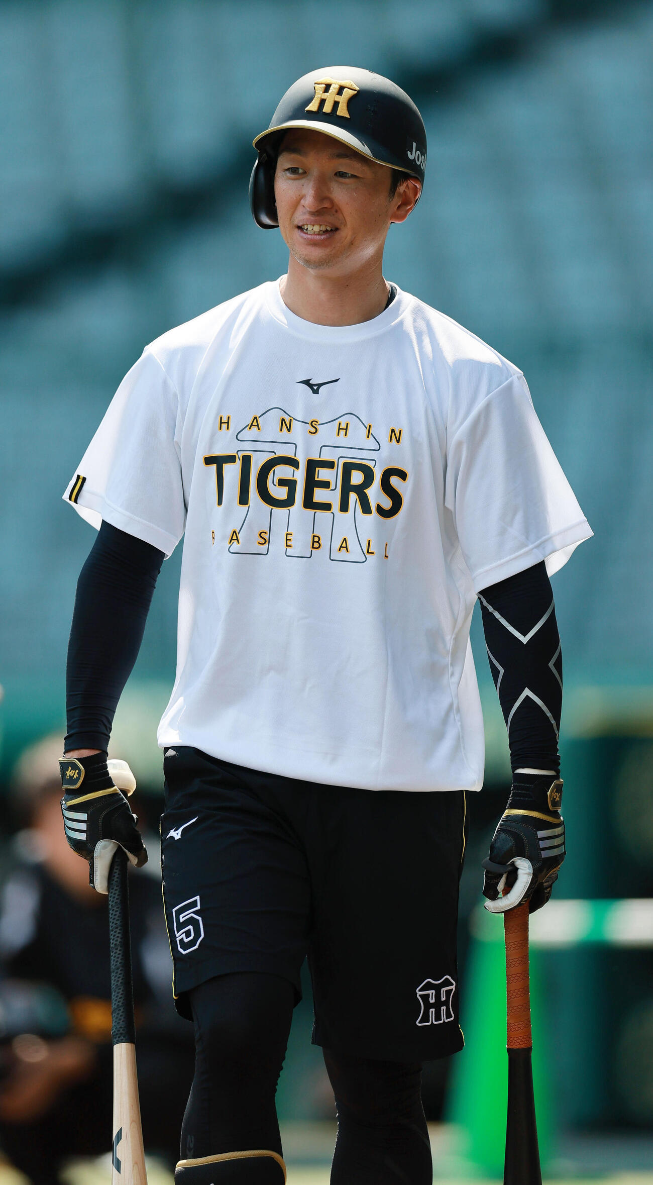 阪神対ヤクルト　リラックスした表情で練習に励む阪神近本光司（撮影・上山淳一）