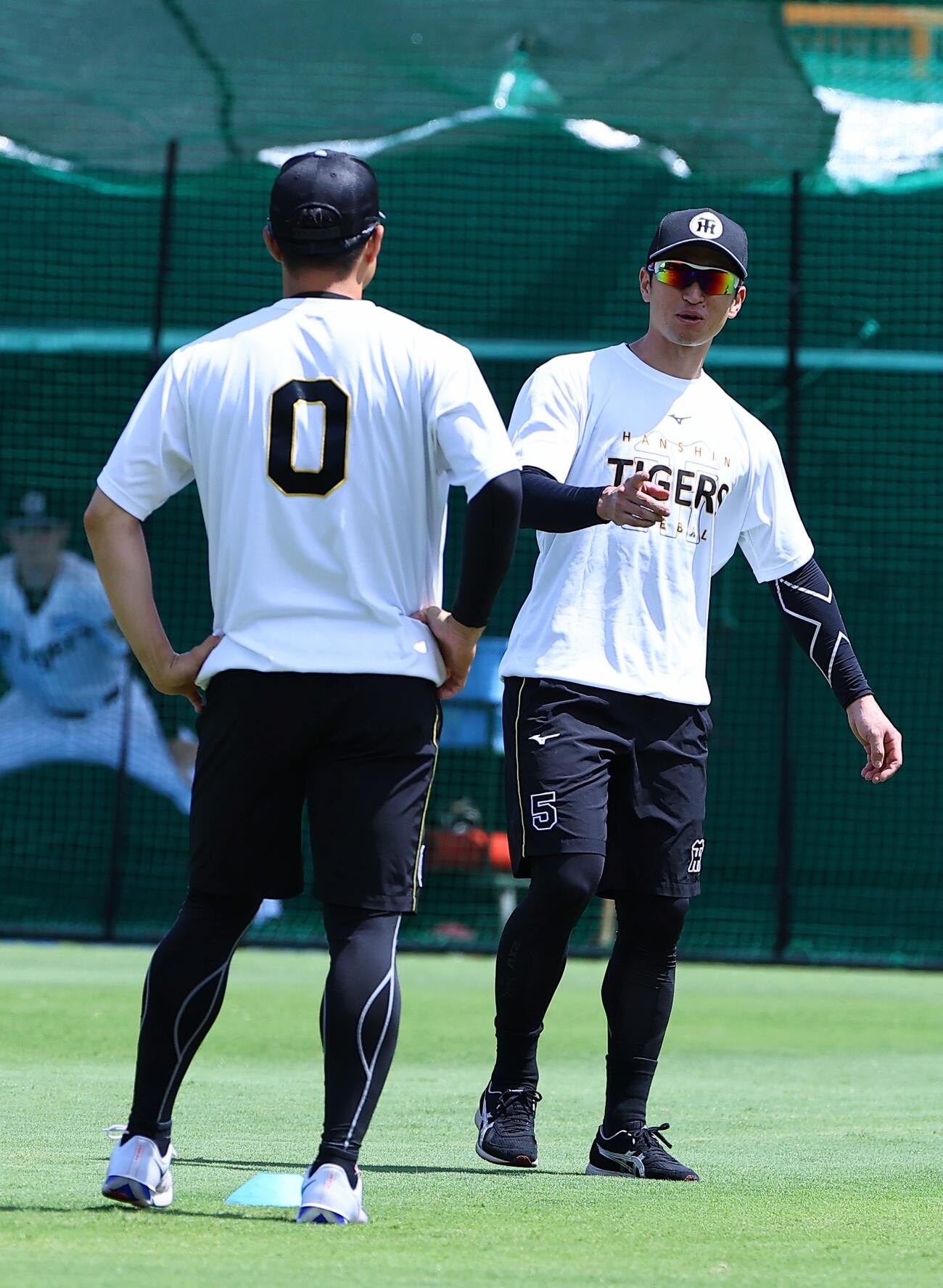 阪神対ヤクルト　甲子園のグラウンドで木浪聖也（左）と話をする近本光司（撮影・上田博志）