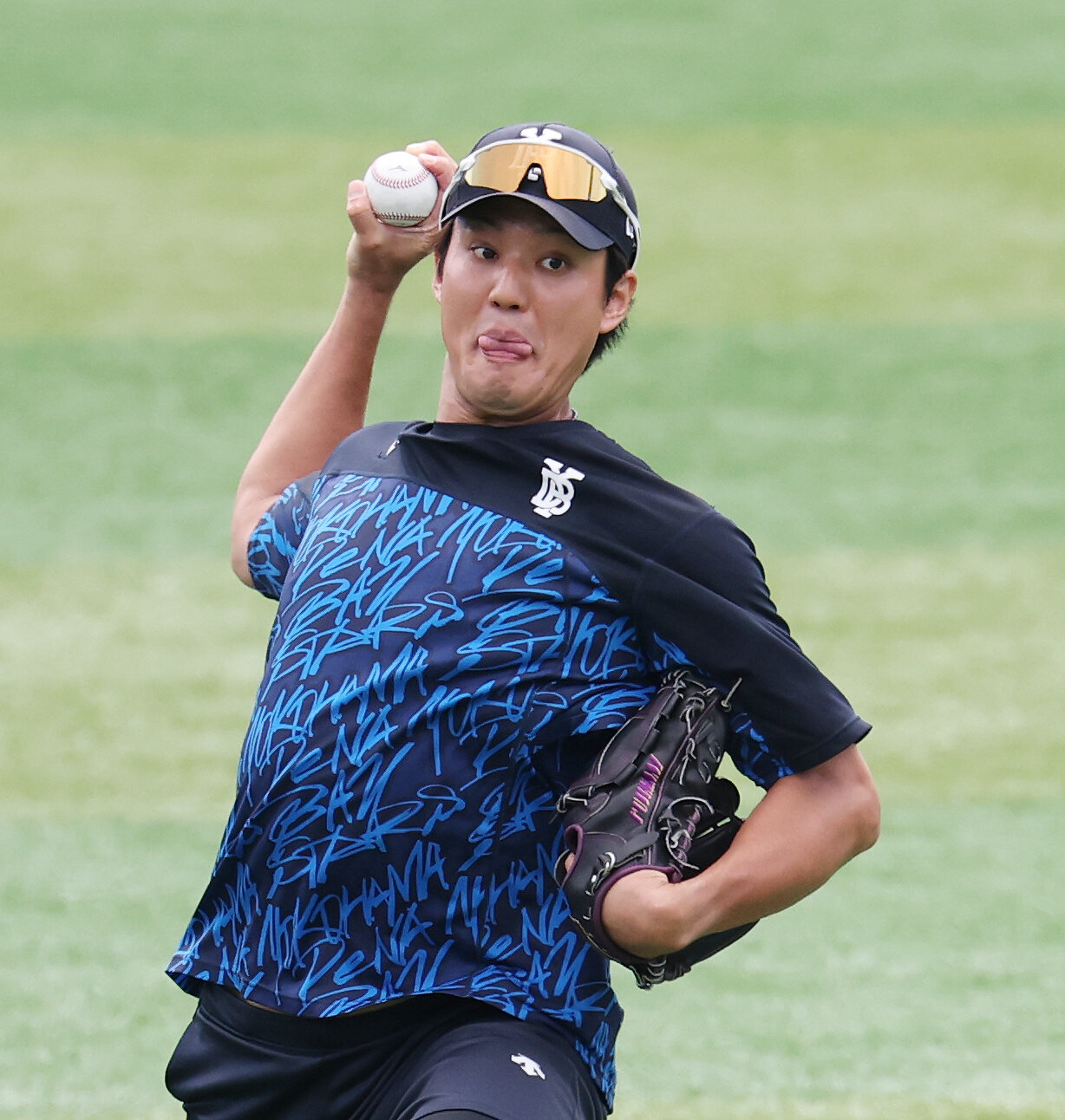 DeNA対巨人　試合前練習でキャッチボールするDeNA藤浪晋太郎（撮影・宮地輝）