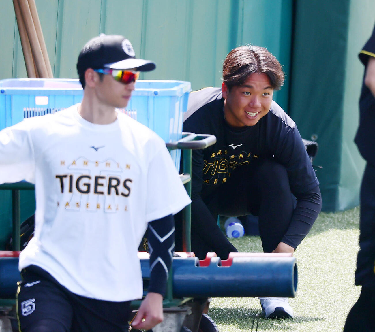 阪神対ヤクルト　外野で笑顔を見せる阪神村上頌樹。左は近本光司（撮影・加藤哉）
