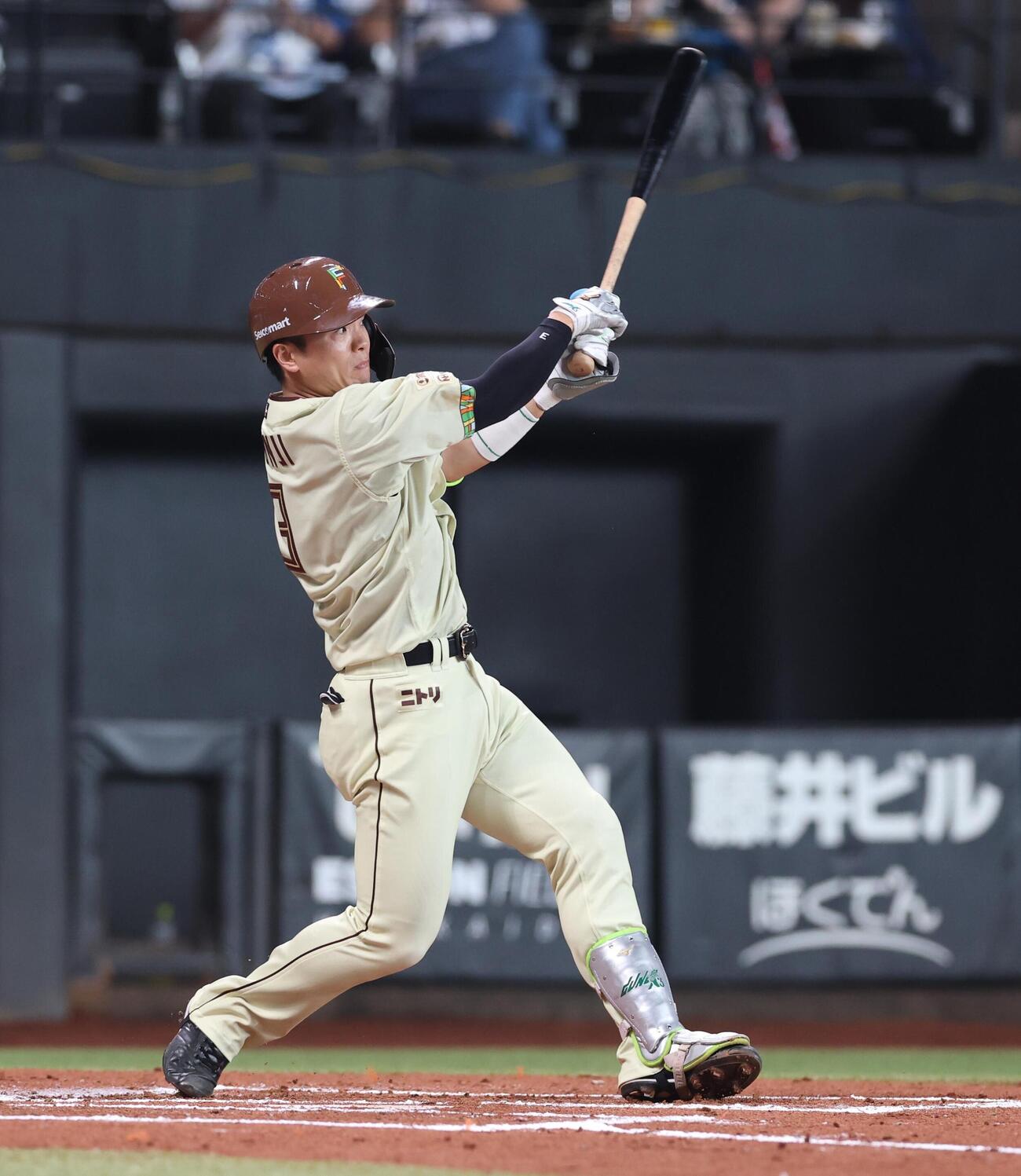 日本ハム対西武　2回裏日本ハム無死一、二塁、適時二塁打を放つ郡司裕也（撮影・黒川智章）