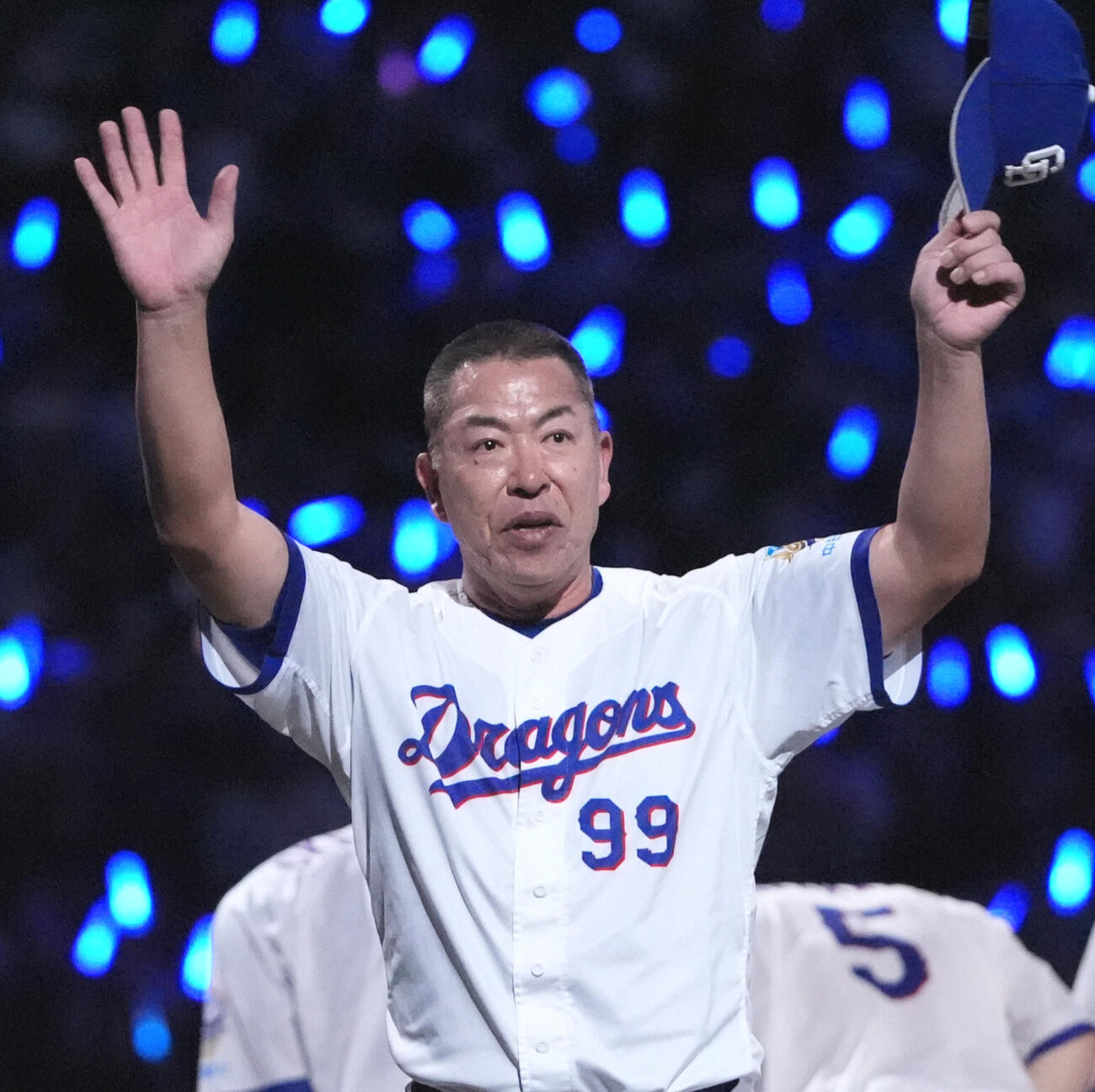 11日、広島戦に勝利しあいさつをする中日井上監督