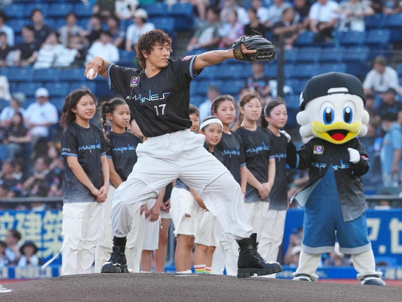 ロッテ対オリックス　ファーストピッチで投球するEXILE B HAPPYの中務裕太（撮影・鈴木みどり）