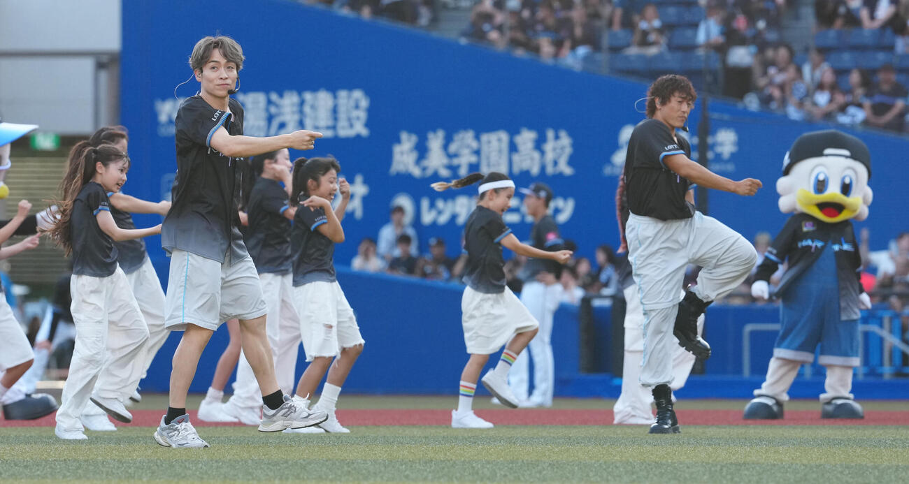 ロッテ対オリックス　ダンスパフォーマンスするEXILE B HAPPYのTETSUYA（左）と中務裕太（撮影・鈴木みどり）