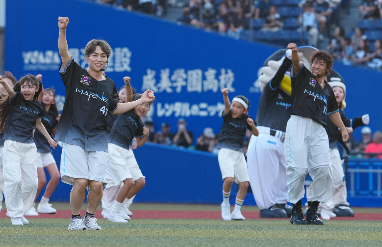 ロッテ対オリックス　ダンスパフォーマンスするEXILE B HAPPYのTETSUYA（左）と中務裕太（撮影・鈴木みどり）