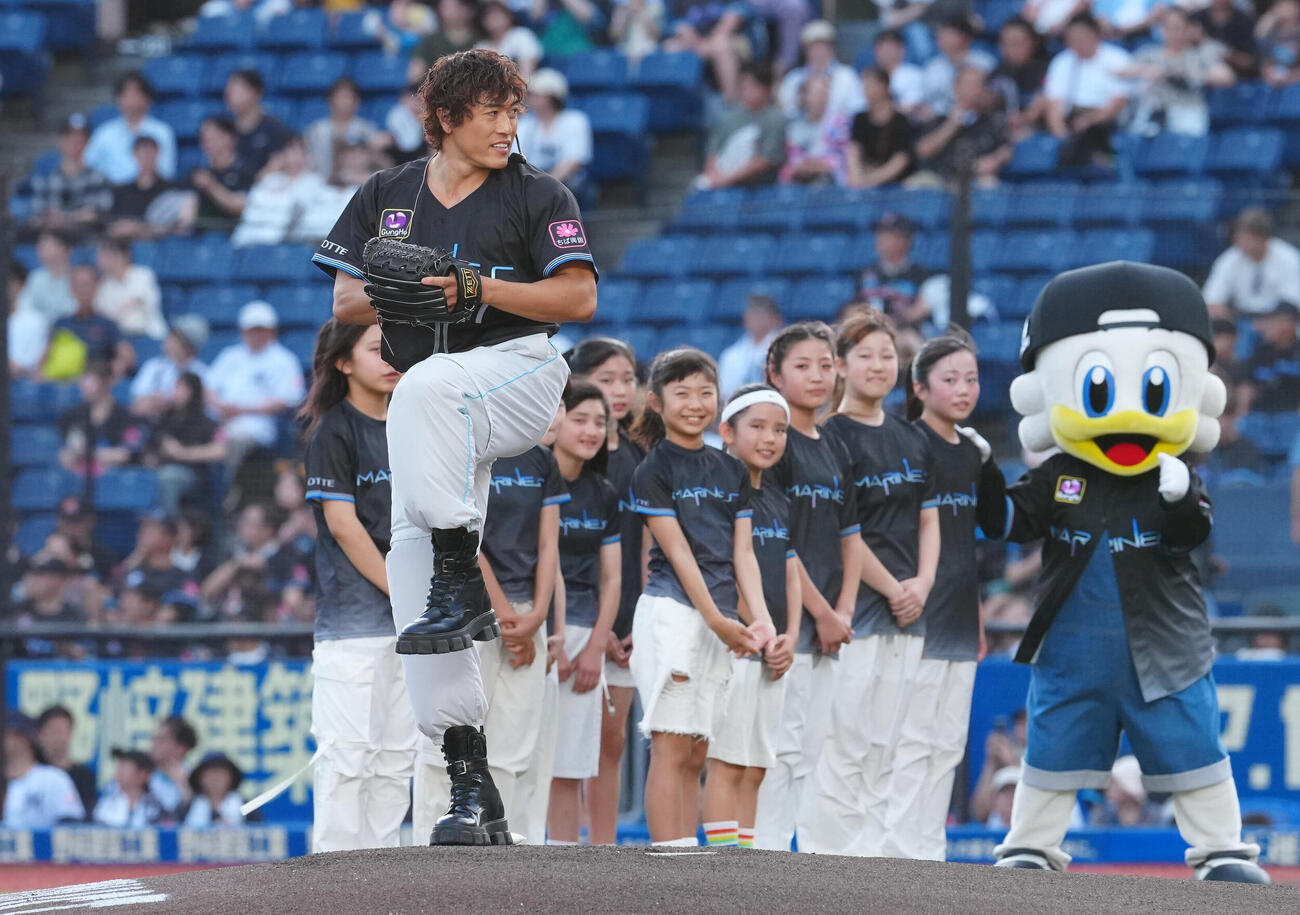 ロッテ対オリックス　ファーストピッチで投球するEXILE B HAPPYの中務裕太（撮影・鈴木みどり）