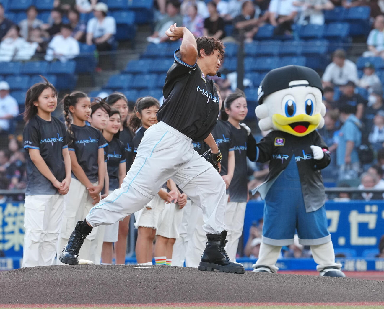 ロッテ対オリックス　ファーストピッチで投球するEXILE B HAPPYの中務裕太（撮影・鈴木みどり）