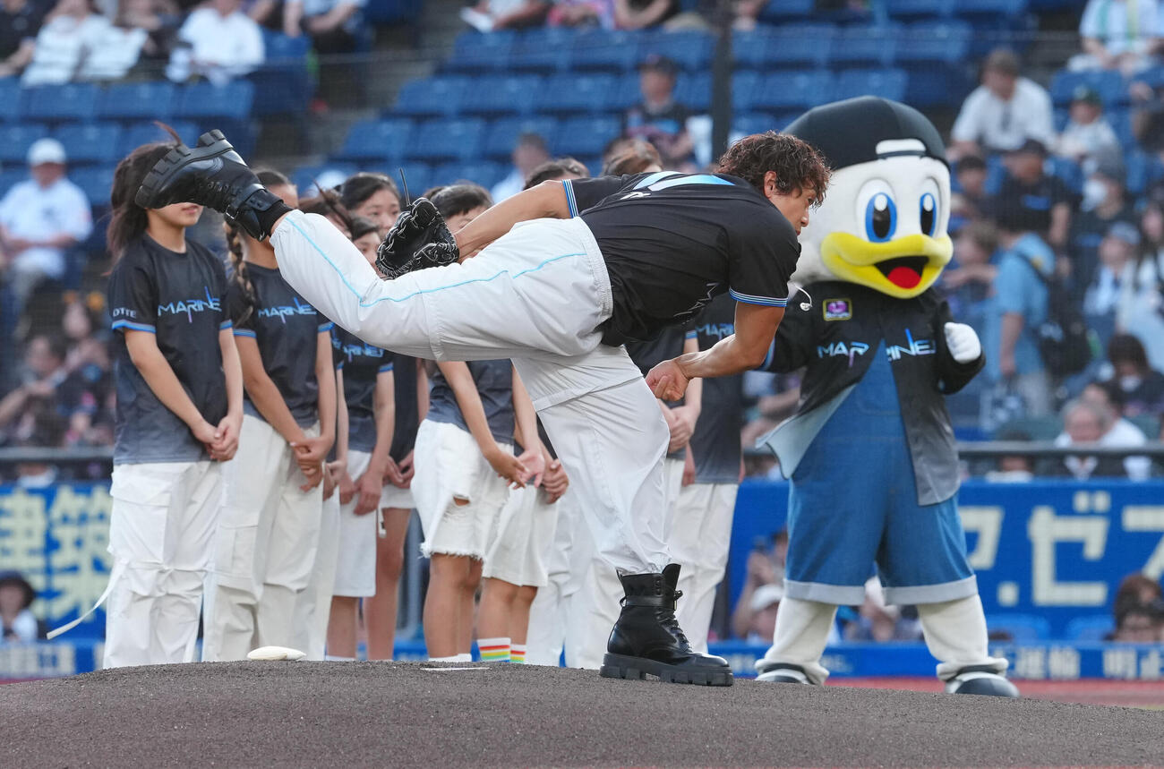 ロッテ対オリックス　ファーストピッチで投球するEXILE B HAPPYの中務裕太（撮影・鈴木みどり）