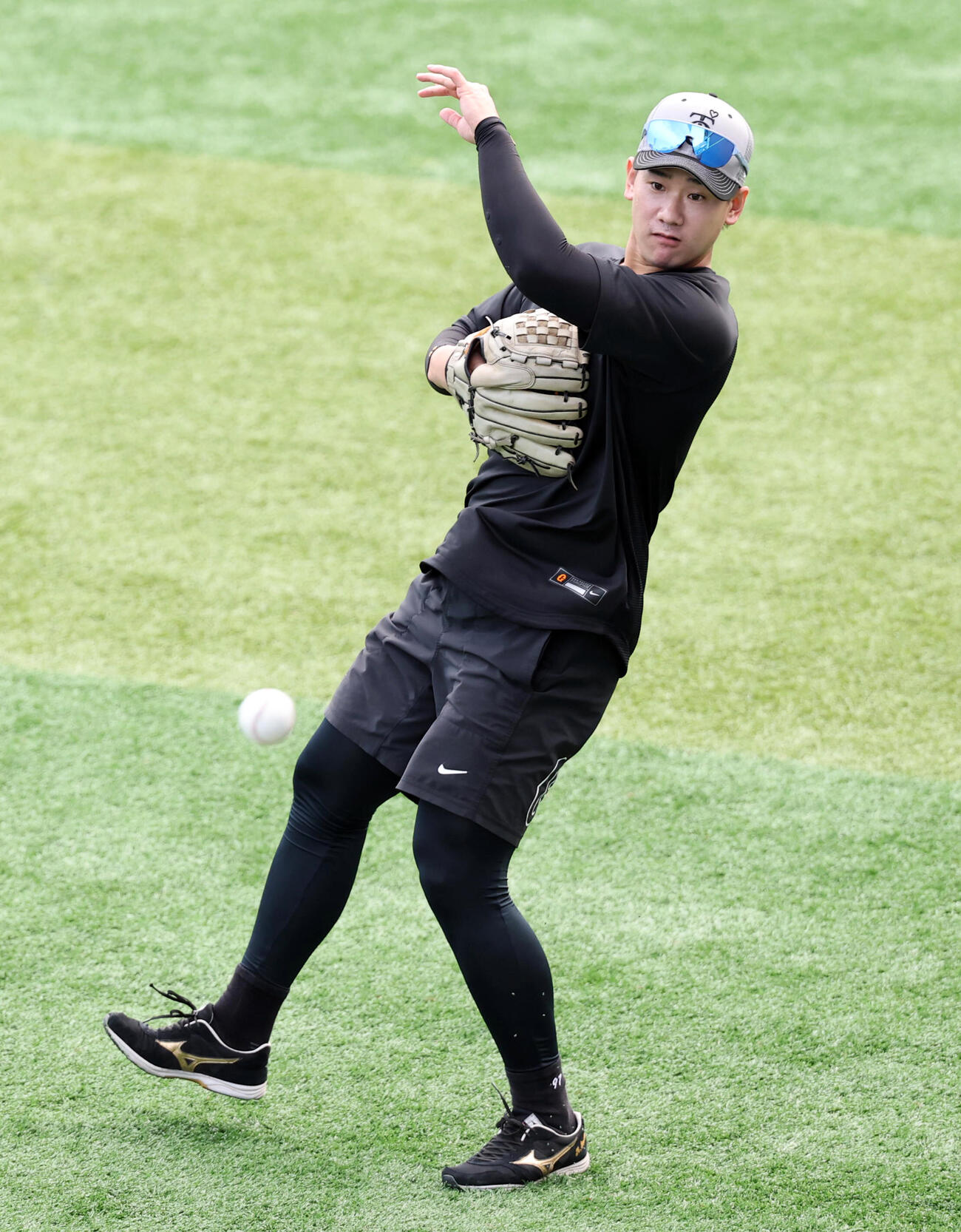 DeNA対巨人　ノックを受ける巨人井上温大（撮影・浅見桂子）