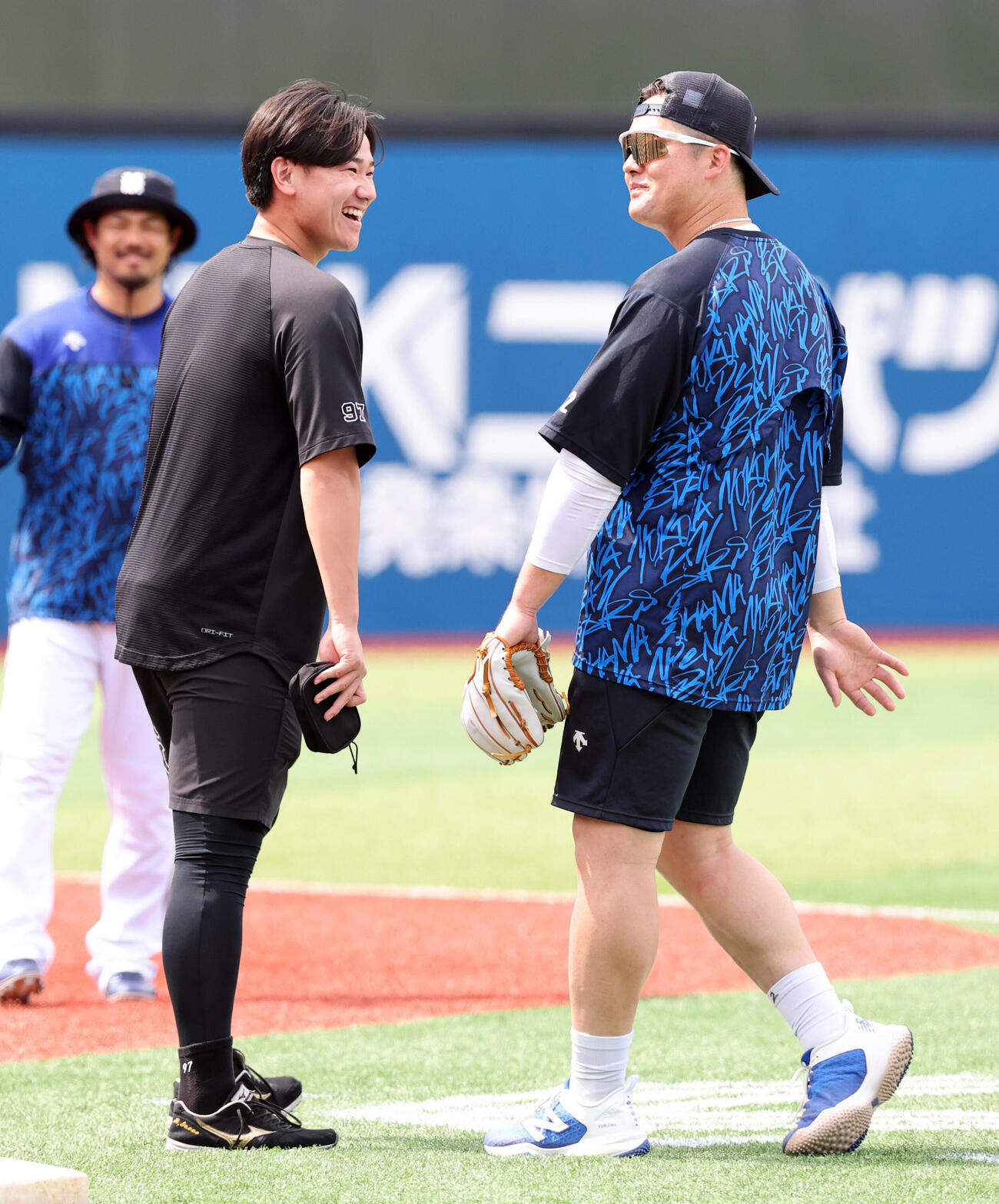 DeNA対巨人　練習前、談笑する巨人井上温大（左）DeNA牧秀悟（撮影・浅見桂子）