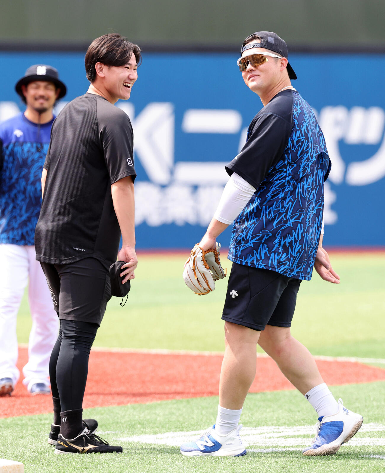 DeNA対巨人　練習前、談笑する巨人井上温大（左）DeNA牧秀悟（撮影・浅見桂子）