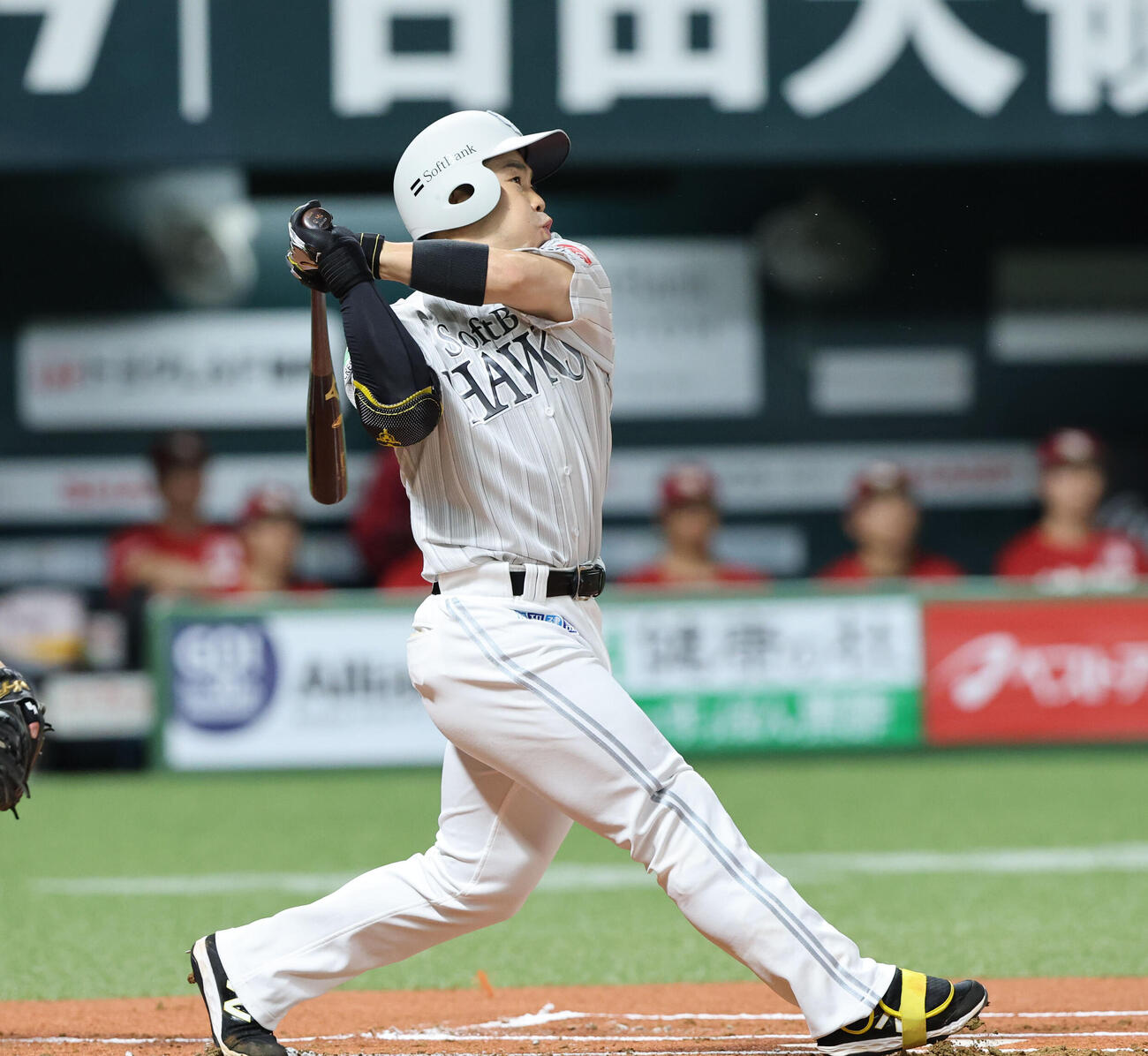 ソフトバンク対楽天　1回ソフトバンク無死一、二塁、近藤健介は先制となる右越え2点適時二塁打を放つ（撮影・梅根麻紀）