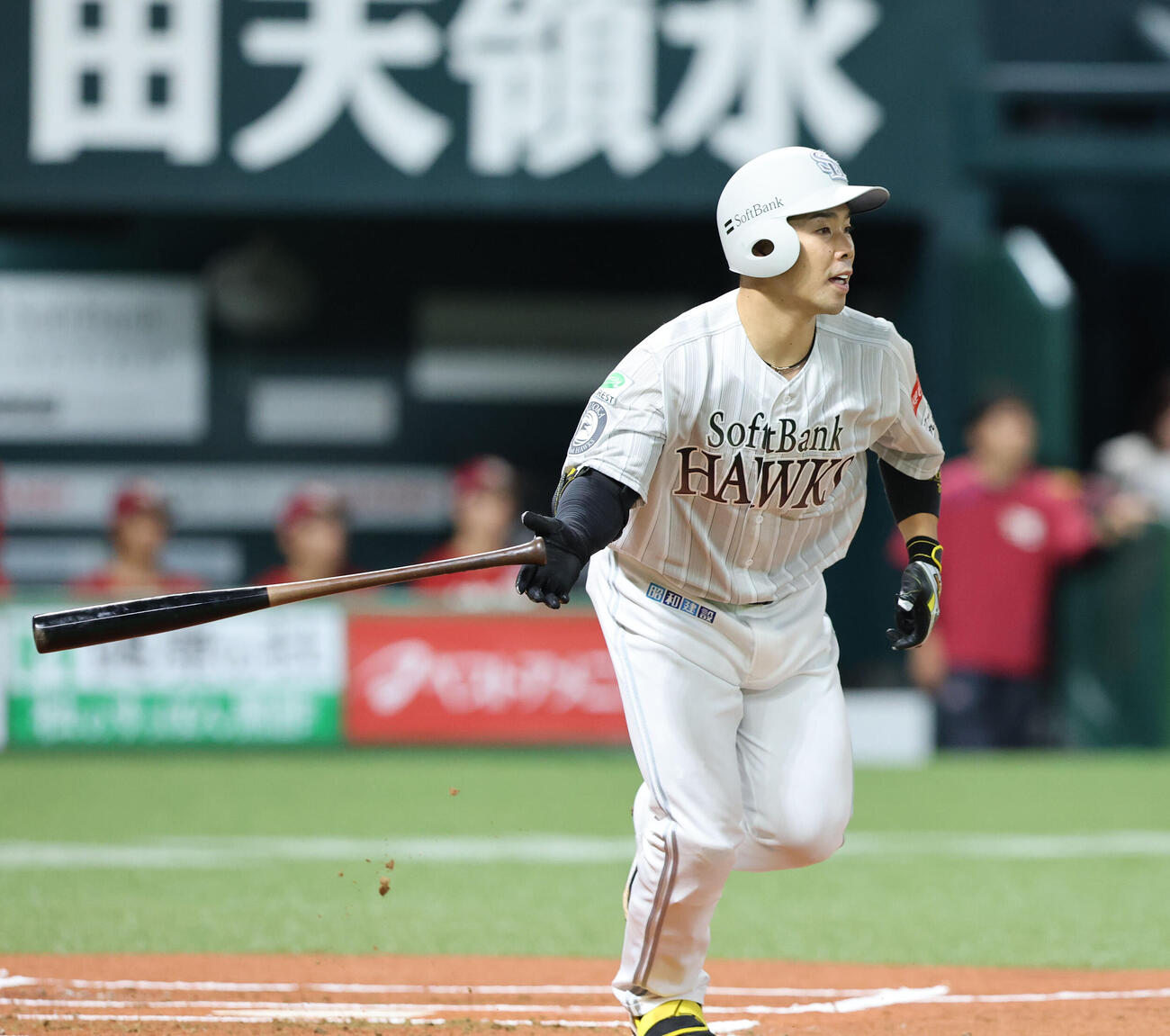 ソフトバンク対楽天　1回ソフトバンク無死一、二塁、近藤健介は先制となる右越え2点適時二塁打を放つ（撮影・梅根麻紀）