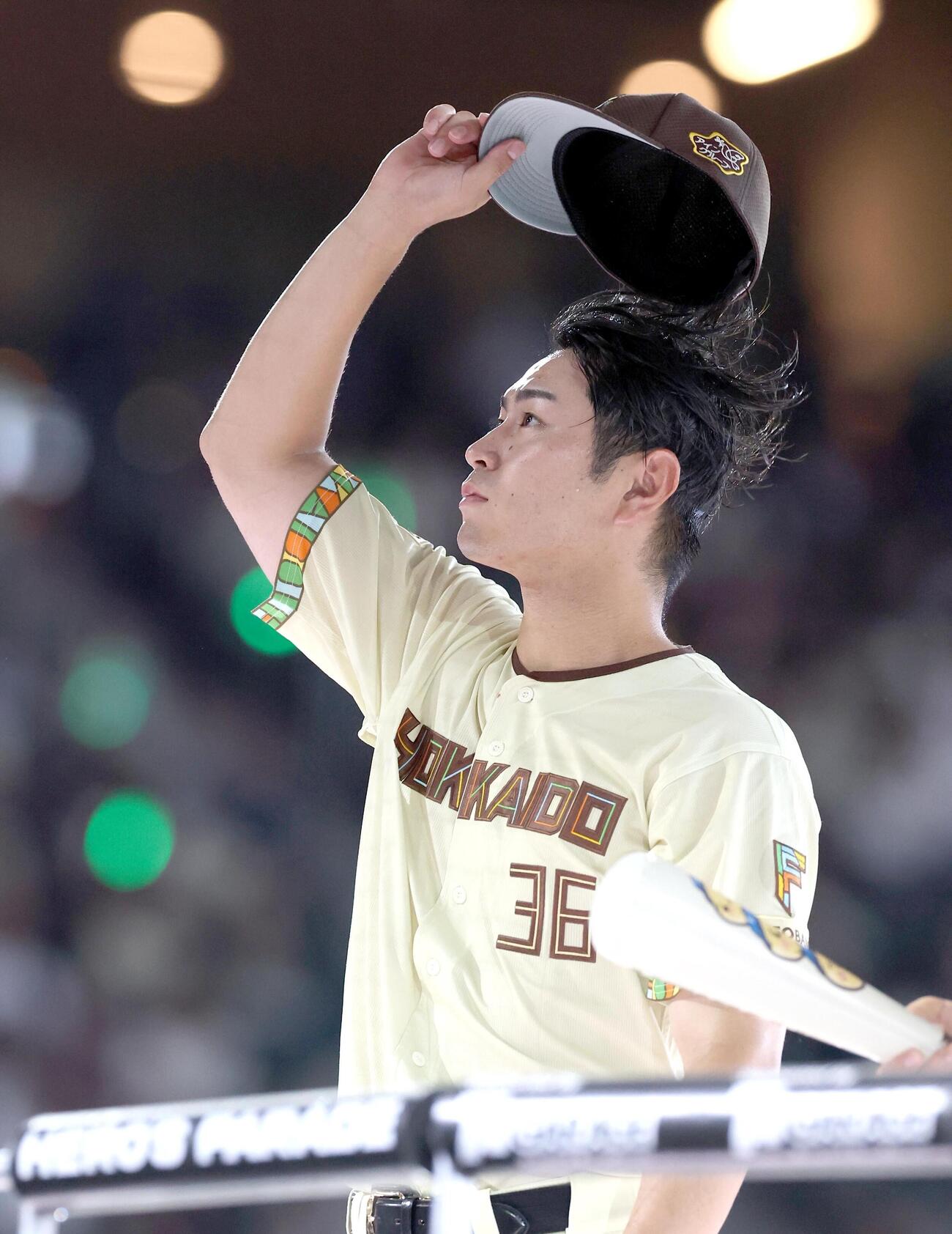 日本ハム対西武　試合後、スタンドの声援に応える宮崎一樹（撮影・黒川智章）