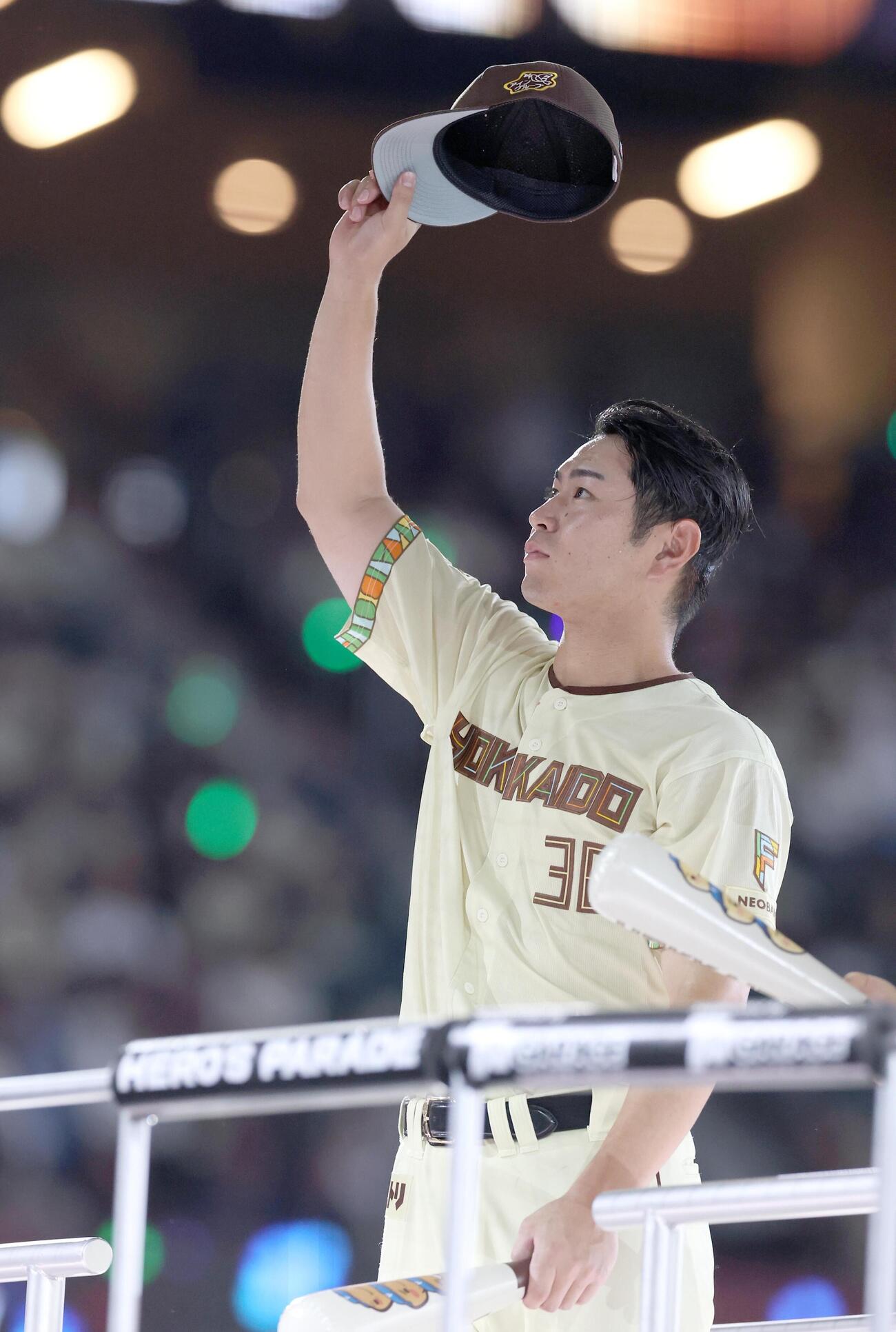 日本ハム対西武　試合後、スタンドの声援に応える宮崎一樹（撮影・黒川智章）