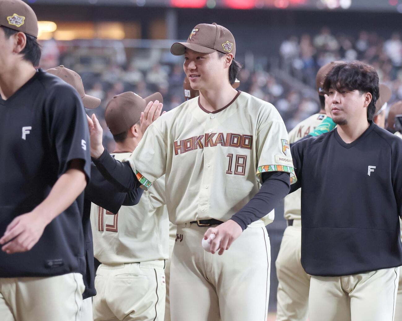 日本ハム対西武　試合後、笑顔でハイタッチする山崎福也（撮影・黒川智章）