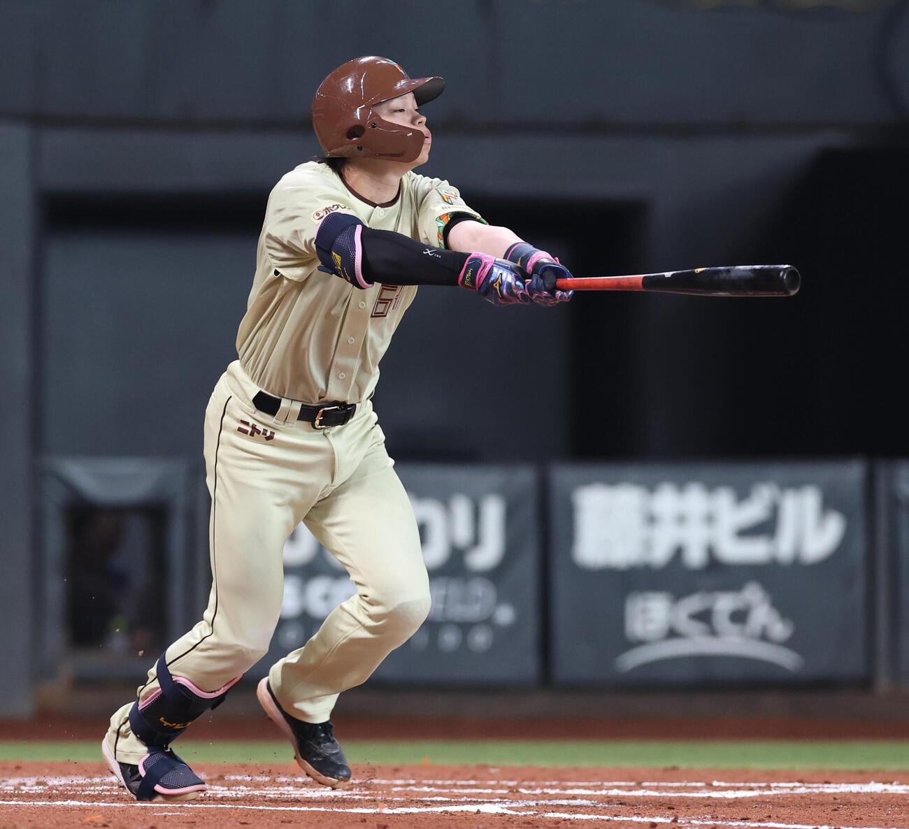 日本ハム対西武　2回裏日本ハム1死三塁、犠飛を放つ田宮裕涼（撮影・黒川智章）