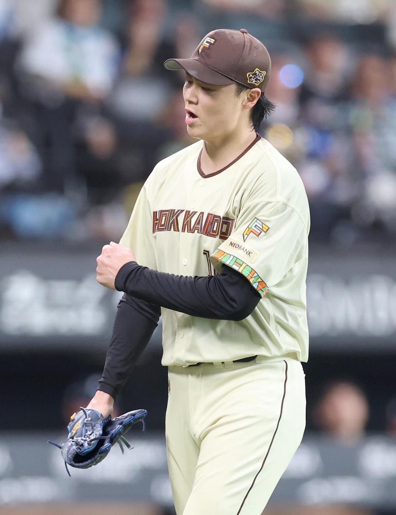 日本ハム対西武　4回表西武2死一、二塁、外崎脩汰を三ゴロに仕留めグラブをたたく山崎福也（撮影・黒川智章）