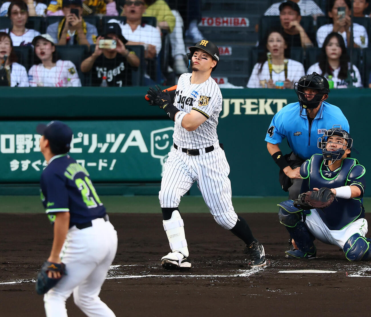 阪神対ヤクルト　2回裏阪神無死、佐藤輝明は右越えソロ本塁打を放つ。投手松本健吾（撮影・加藤哉）