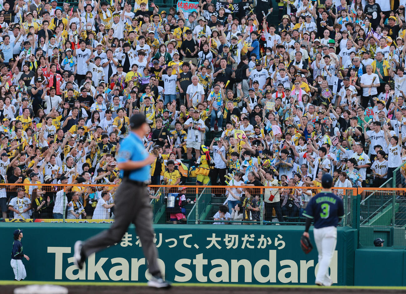 阪神対ヤクルト　2回裏阪神無死、右越え本塁打を放つ佐藤輝明の着弾点（撮影・上山淳一）