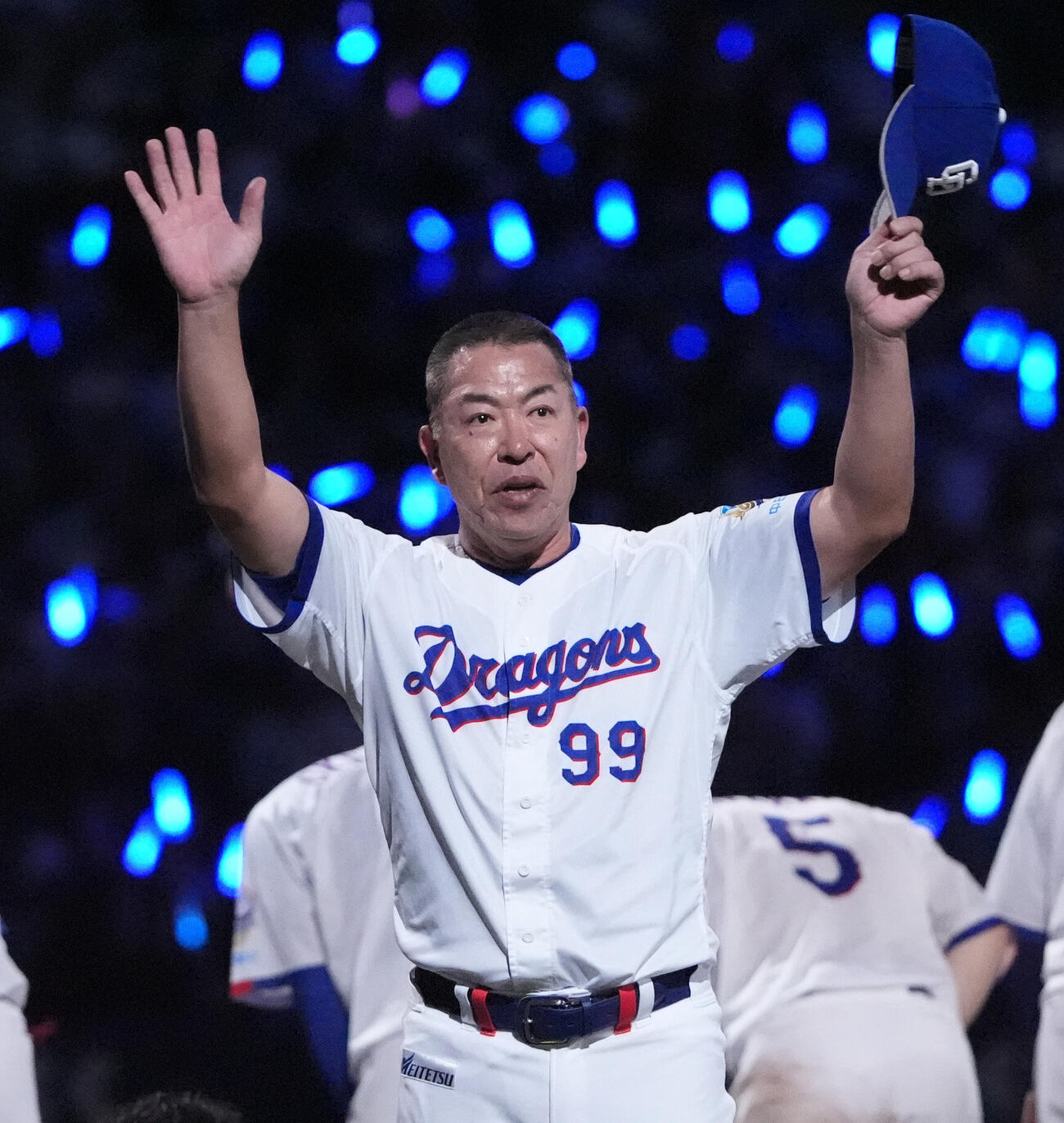 中日対広島　試合終了、スタンドの観客にあいさつをする井上一樹監督（撮影・森本幸一）