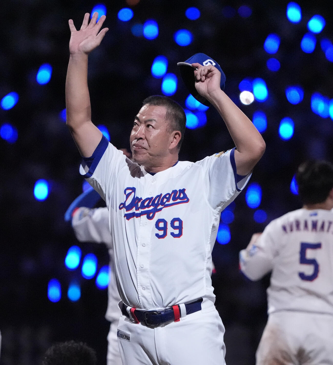 中日対広島　試合終了、スタンドの観客にあいさつをする井上一樹監督（撮影・森本幸一）