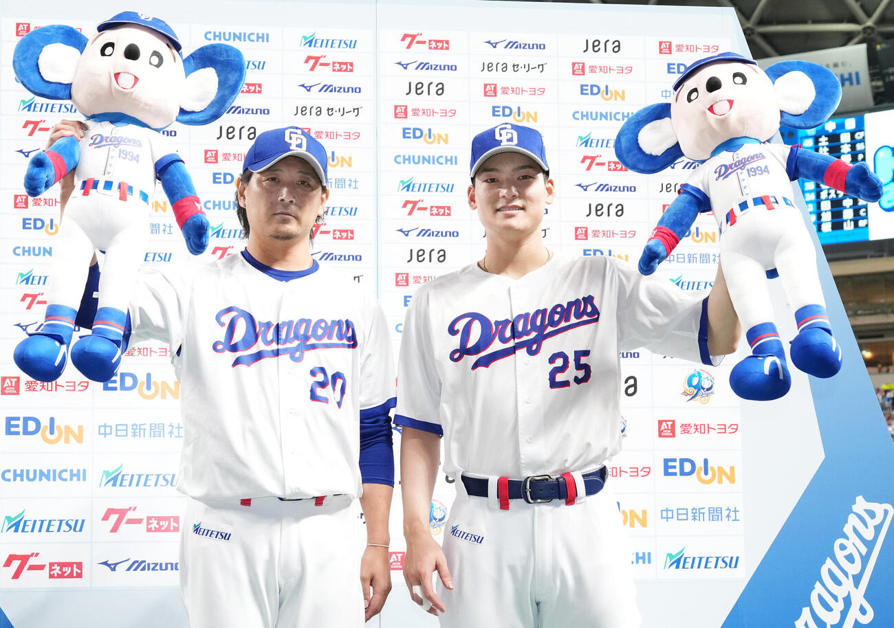 中日対広島　ヒーローインタビューを終えポーズを決める涌井秀章（左）と石川昂弥（撮影・森本幸一）