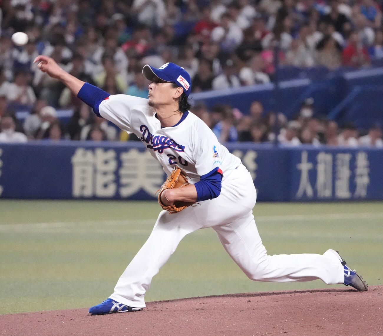 中日対広島　1回表、登板する中日先発の涌井秀章（撮影・森本幸一）