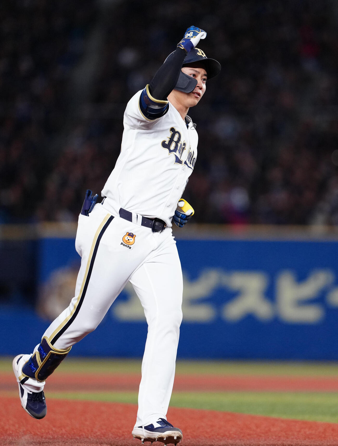 ロッテ対オリックス　4回表オリックス無死一塁、2点本塁打を放った来田涼斗はベンチに向かってガッツポーズ（撮影・鈴木みどり）