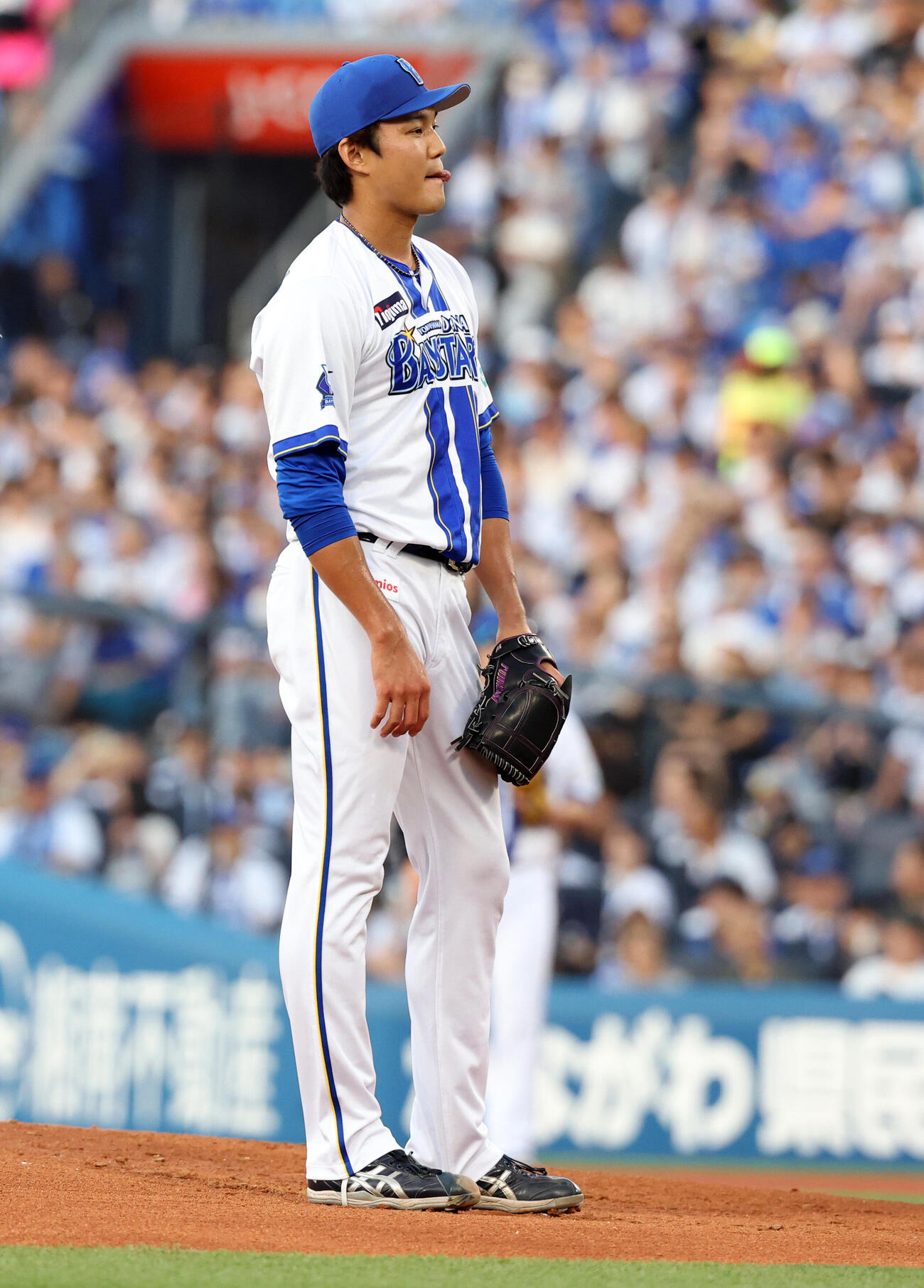 DeNA対巨人　1回表巨人無死一、二塁、キャベッジに四球で三連続四球となり舌を出す藤浪晋太郎（撮影・浅見桂子）