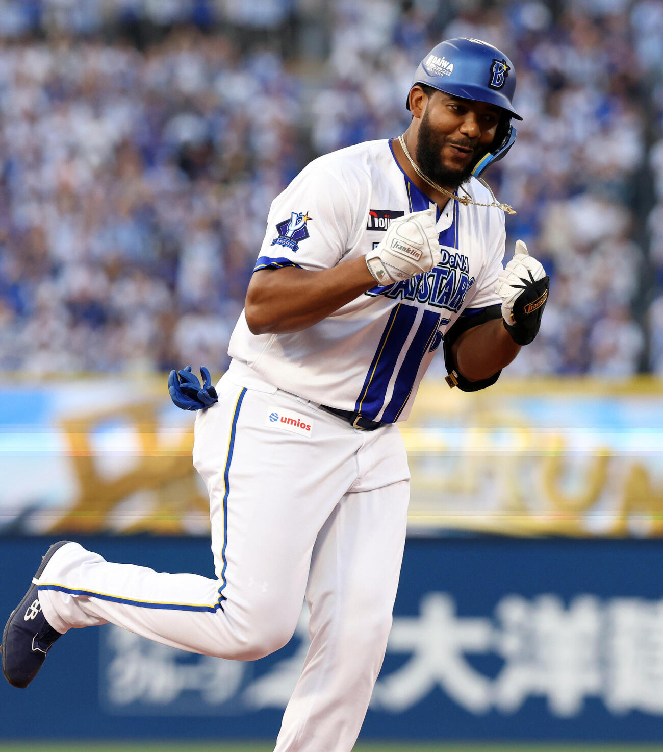 DeNA対巨人　1回裏DeNA1死一、二塁、エンカーナシオンは3点本塁打を放ちガッツポーズで三塁を回る（撮影・浅見桂子）