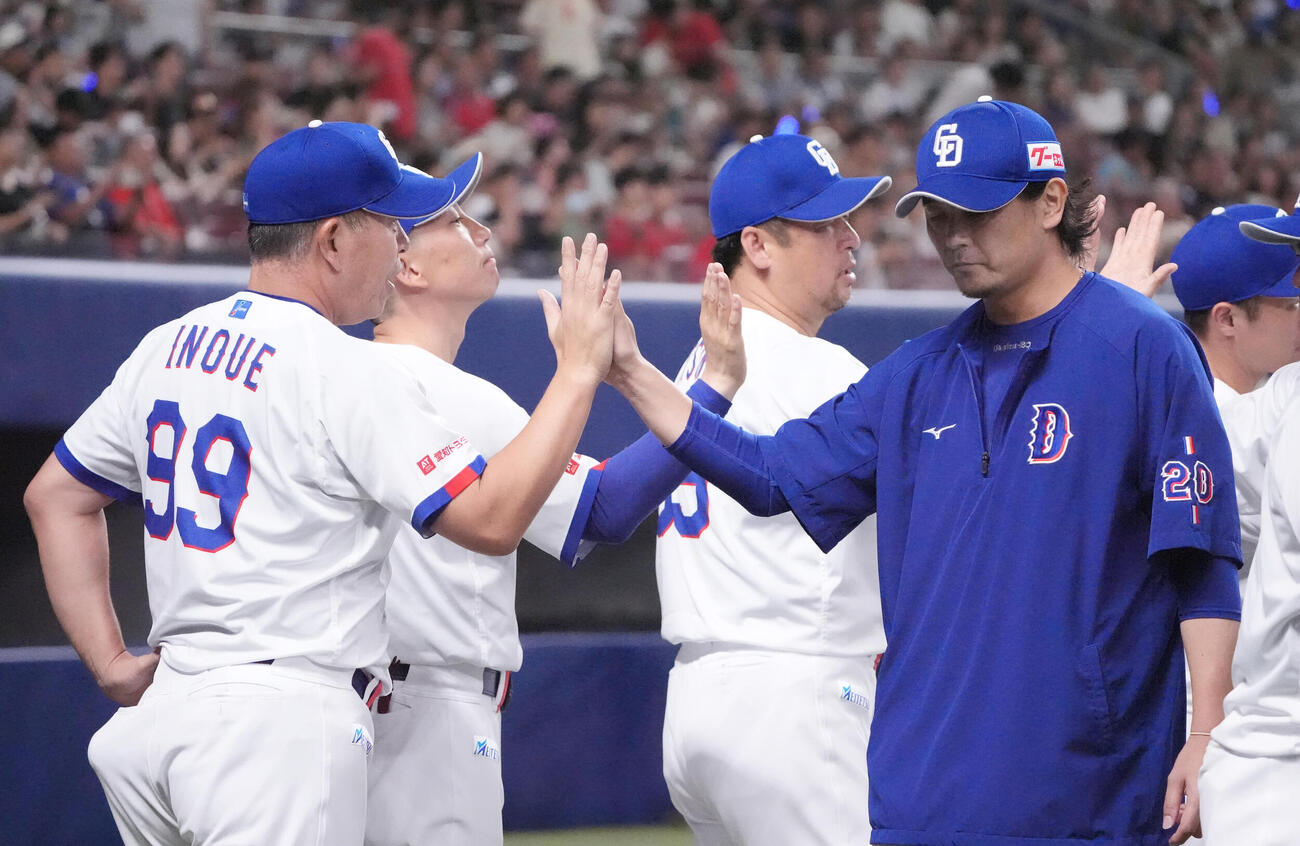 中日対広島　試合終了、井上一樹監督（左）は涌井秀章とタッチを交わす（撮影・森本幸一）