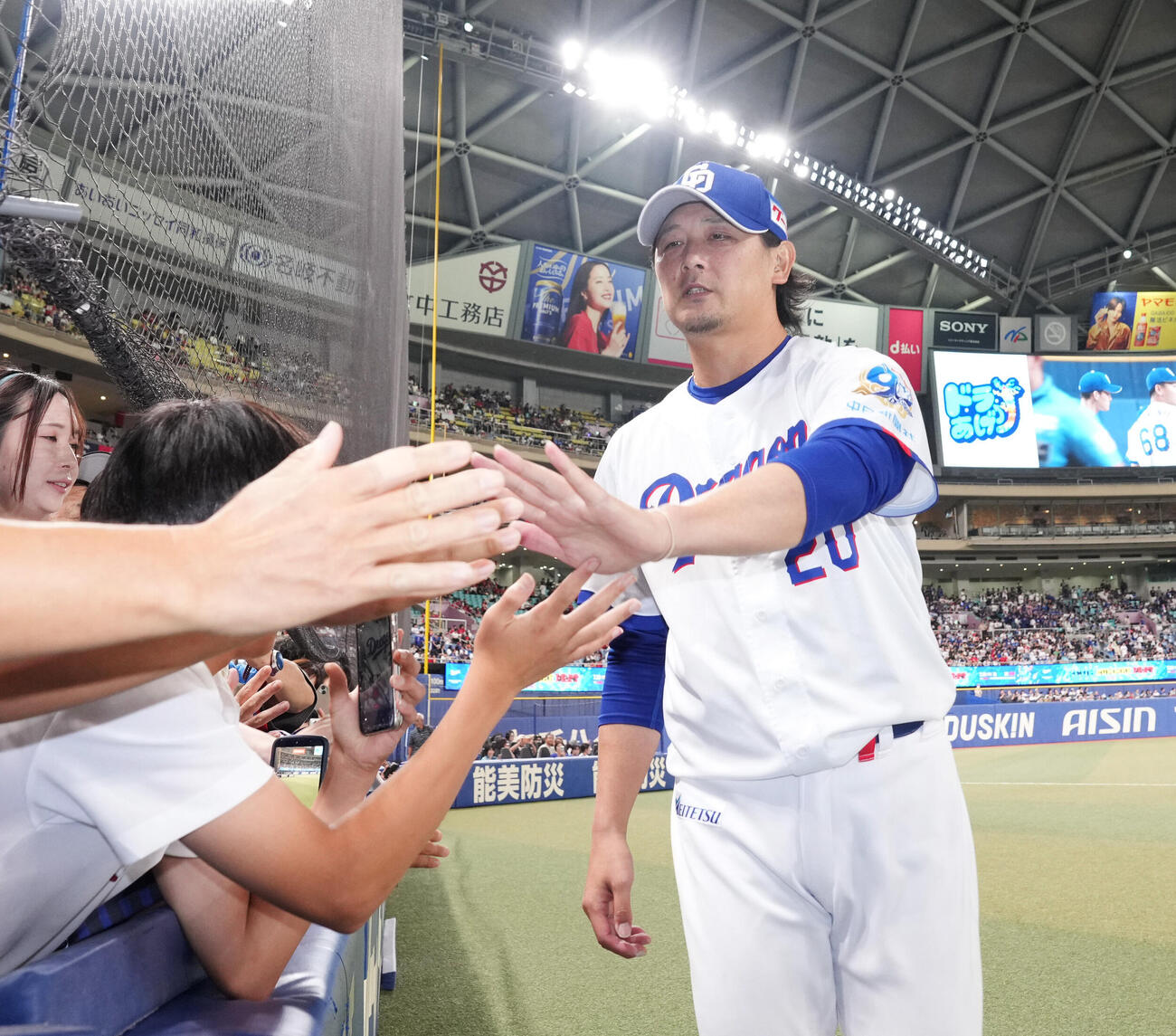 中日対広島　涌井秀章（右）はヒーローインタビューを終え観客とタッチを交わす（撮影・森本幸一）
