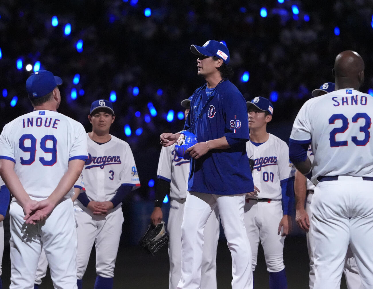 中日対広島　試合後、円陣でナインに言葉をかける中日涌井秀章（円陣・中央）（撮影・森本幸一）