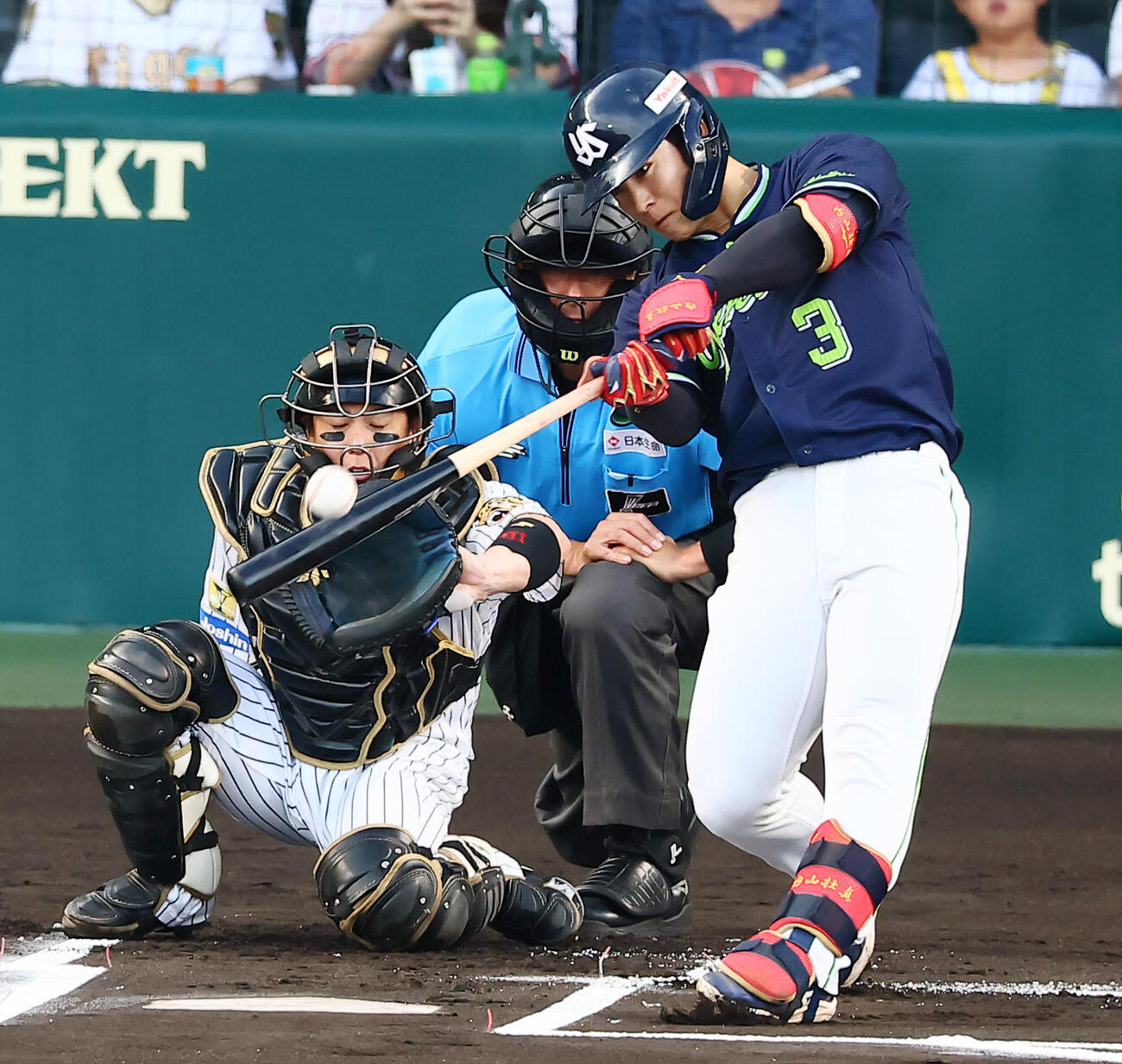 阪神対ヤクルト　1回表ヤクルト無死、内山壮真は左越え二塁打を放つ（撮影・加藤哉）