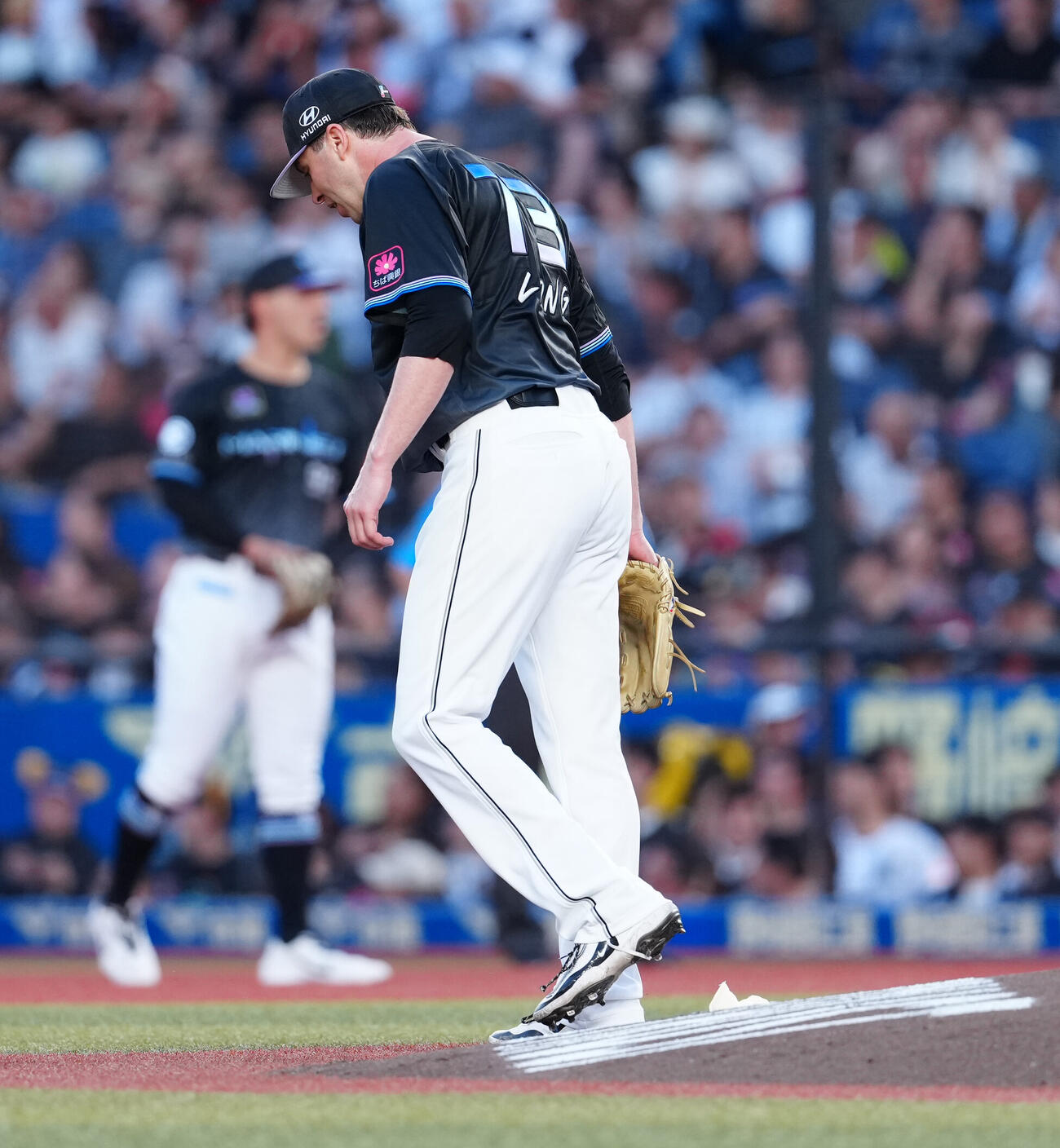 ロッテ対オリックス　2回表オリックス1死一、三塁、来田涼斗に先制の3点本塁打を浴び、うつむくサム・ロング（撮影・鈴木みどり）