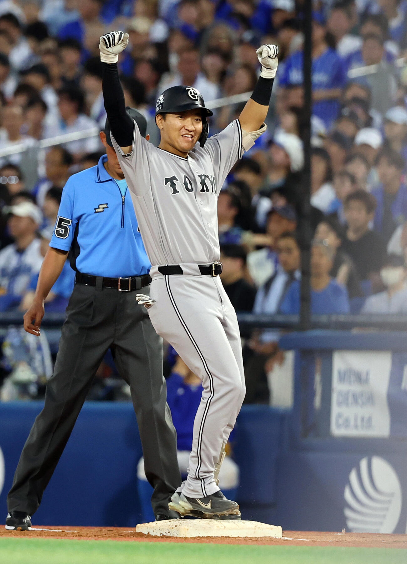DeNA対巨人　3回表巨人2死一、三塁、笹原操希は同点適時打を放ちガッツポーズ（撮影・浅見桂子）