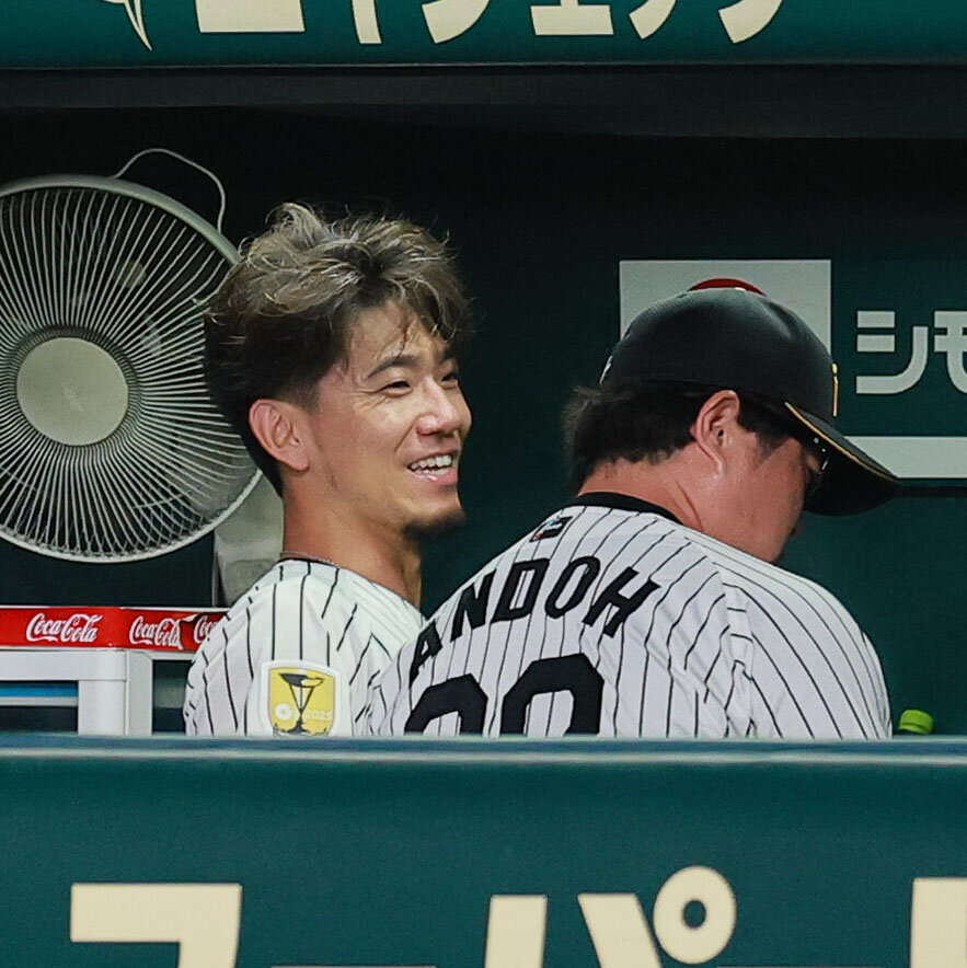 阪神対ヤクルト　7回表を投げ終えベンチで笑顔を見せる阪神伊藤将司（撮影・上山淳一）