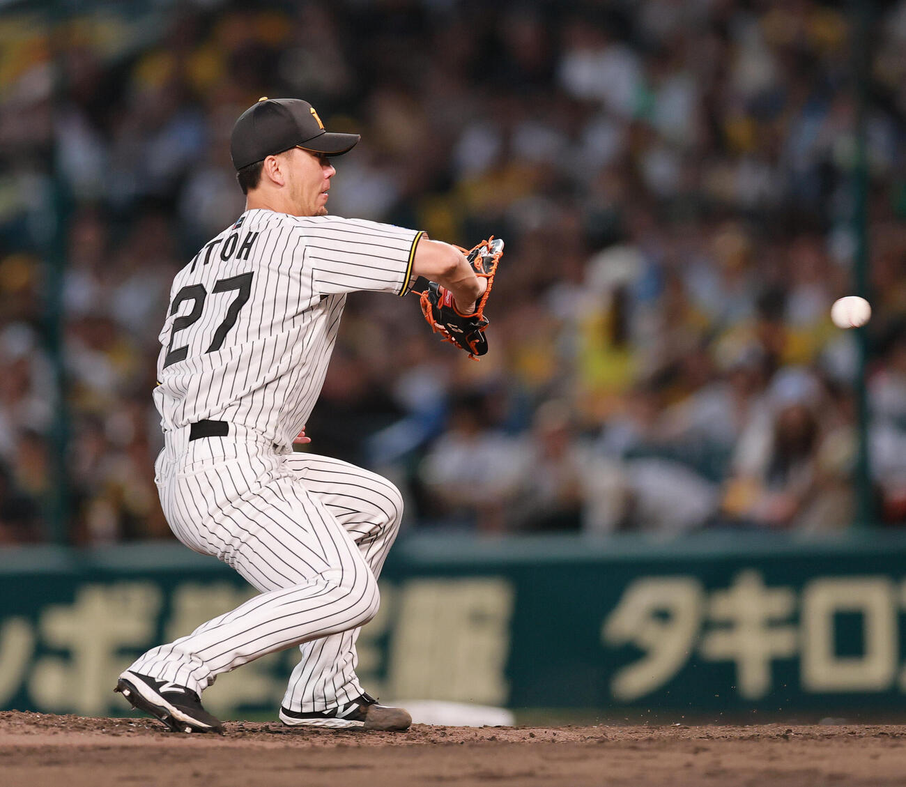 阪神対ヤクルト　5回表ヤクルト1死二塁、中村悠平の投ゴロに反応する伊藤将司（撮影・上山淳一）