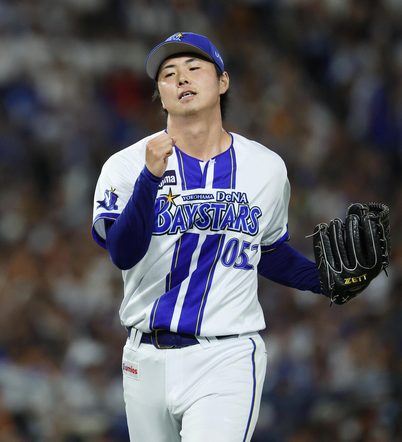 DeNA対巨人　5回表巨人2死三塁、笹原操希から空振り三振を奪いガッツポーズする浜地真澄（撮影・宮地輝）