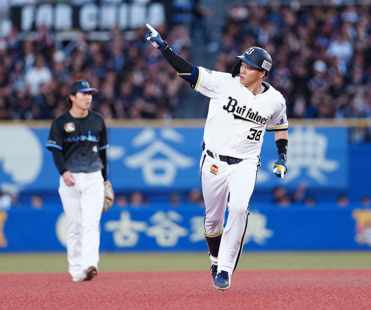ロッテ対オリックス　2回表オリックス1死一、三塁、先制の3点本塁打を放った来田涼斗は指を突き上げる（撮影・鈴木みどり）