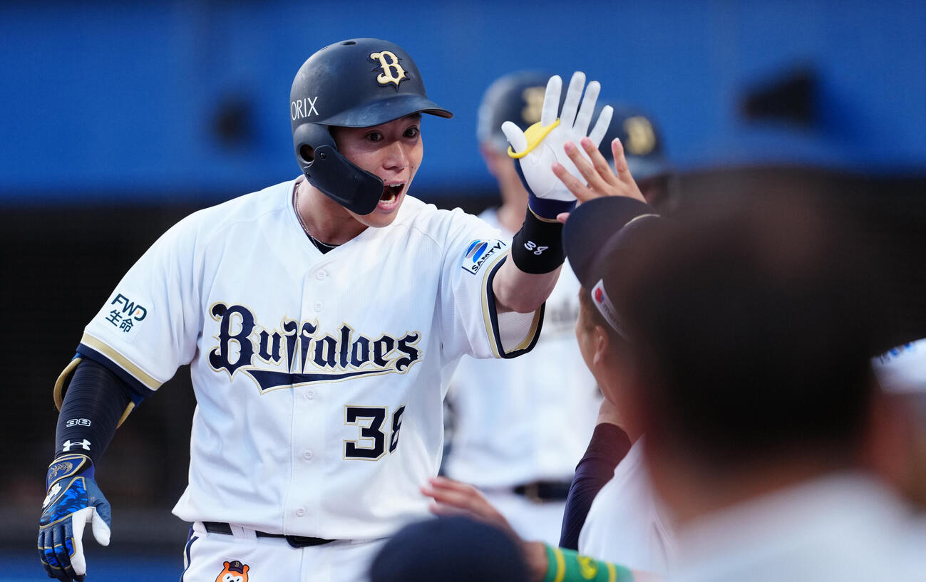 ロッテ対オリックス　2回表オリックス1死一、三塁、先制の3点本塁打を放った来田涼斗はナインと笑顔でハイタッチ（撮影・鈴木みどり）